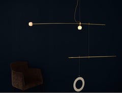 Suspension lumineuse sculptée en laiton:: "Pi" de Periclis Frementitis