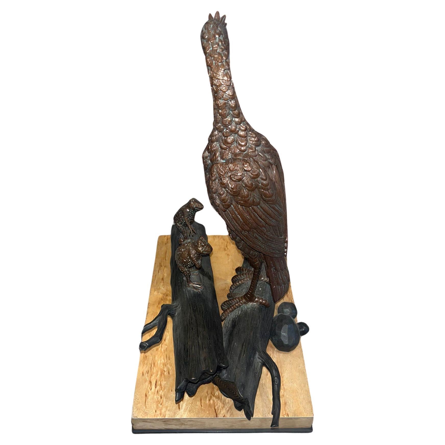 Paar Messing-Skulpturen von tanzenden Froschs und Storken auf Birkensockel (Gegossen) im Angebot