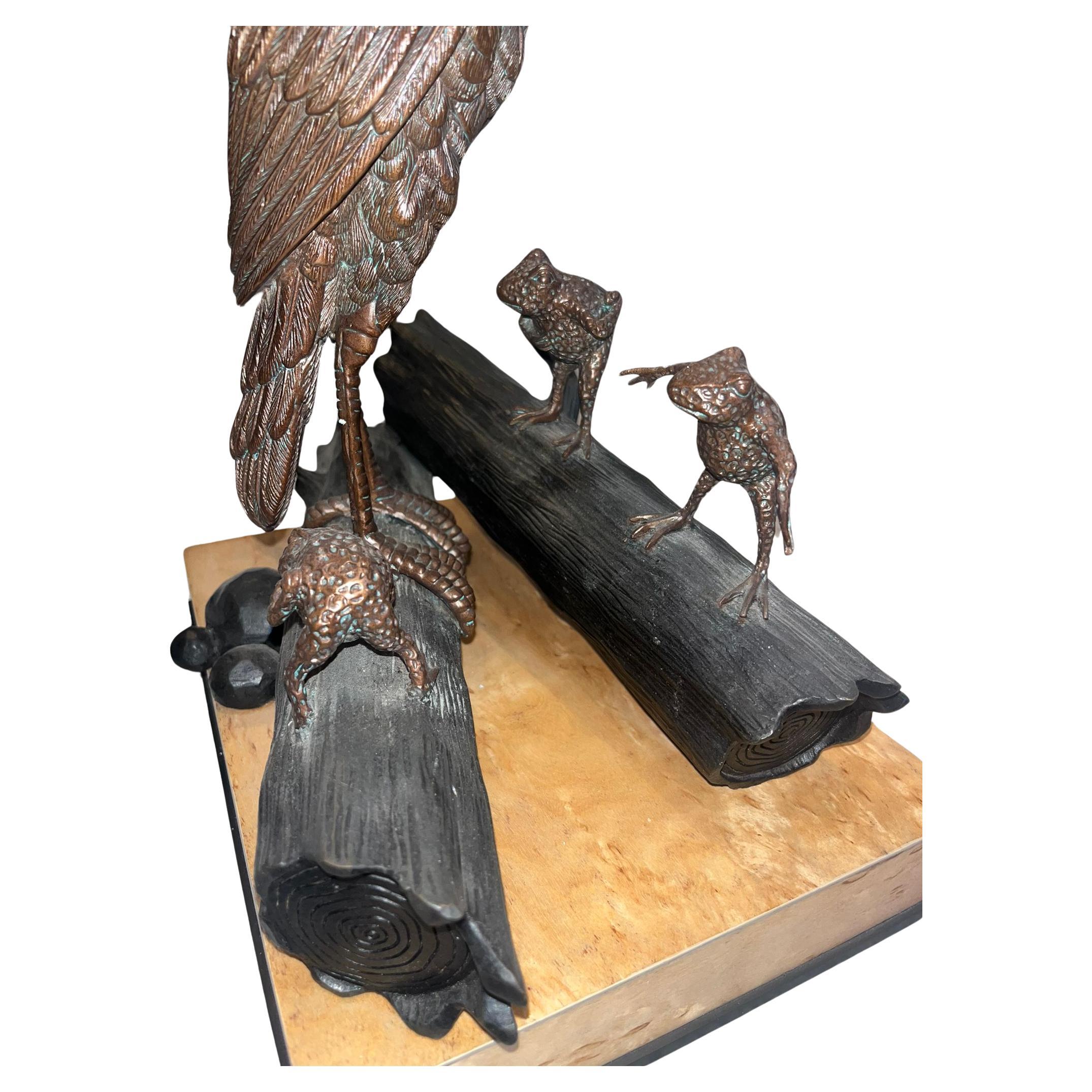 Paire de sculptures en laiton représentant des grenouilles dansant et une spatule sur socle en bouleau Bon état - En vente à London, GB