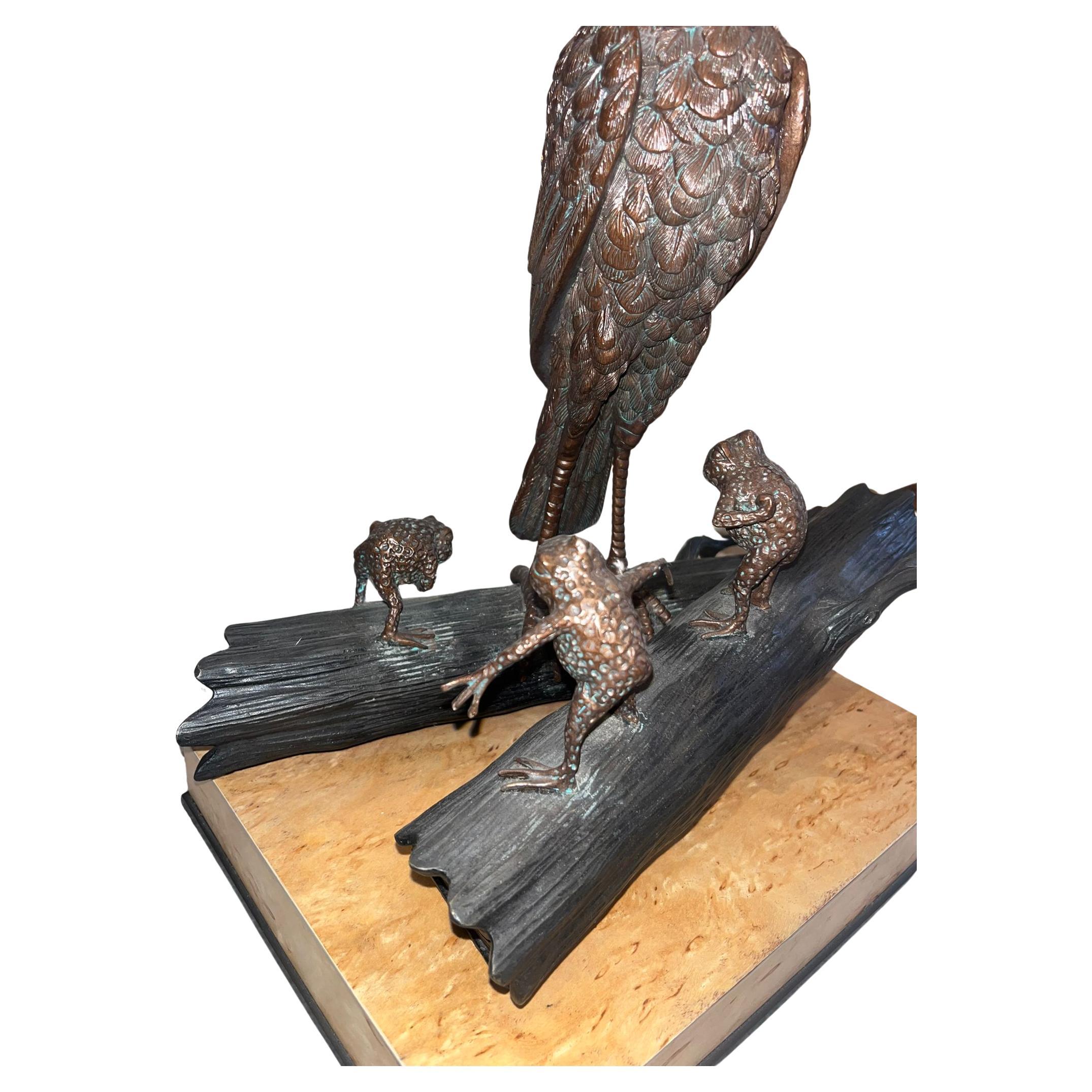 Paar Messing-Skulpturen von tanzenden Froschs und Storken auf Birkensockel (21. Jahrhundert und zeitgenössisch) im Angebot