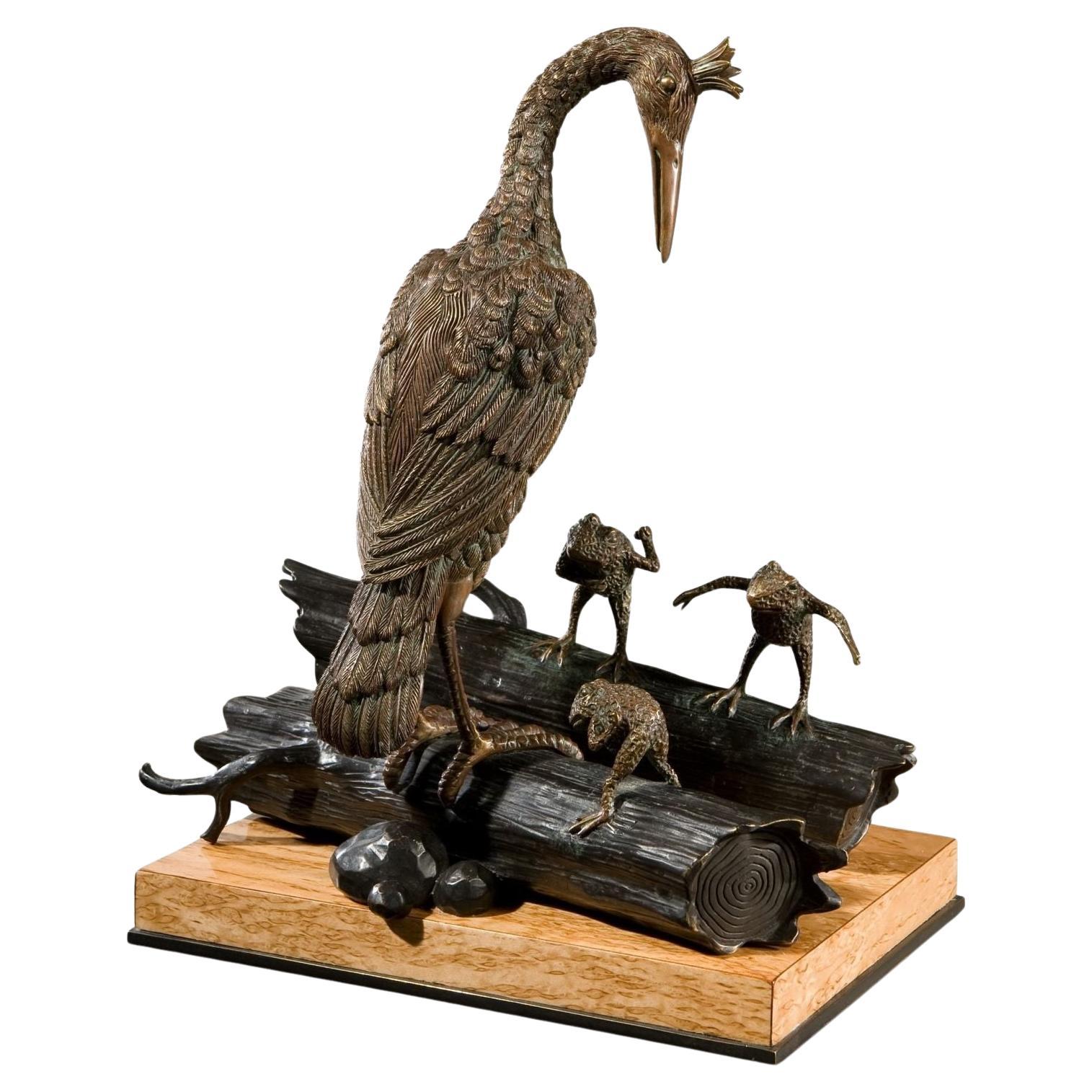 Paar Messing-Skulpturen von tanzenden Froschs und Storken auf Birkensockel im Angebot