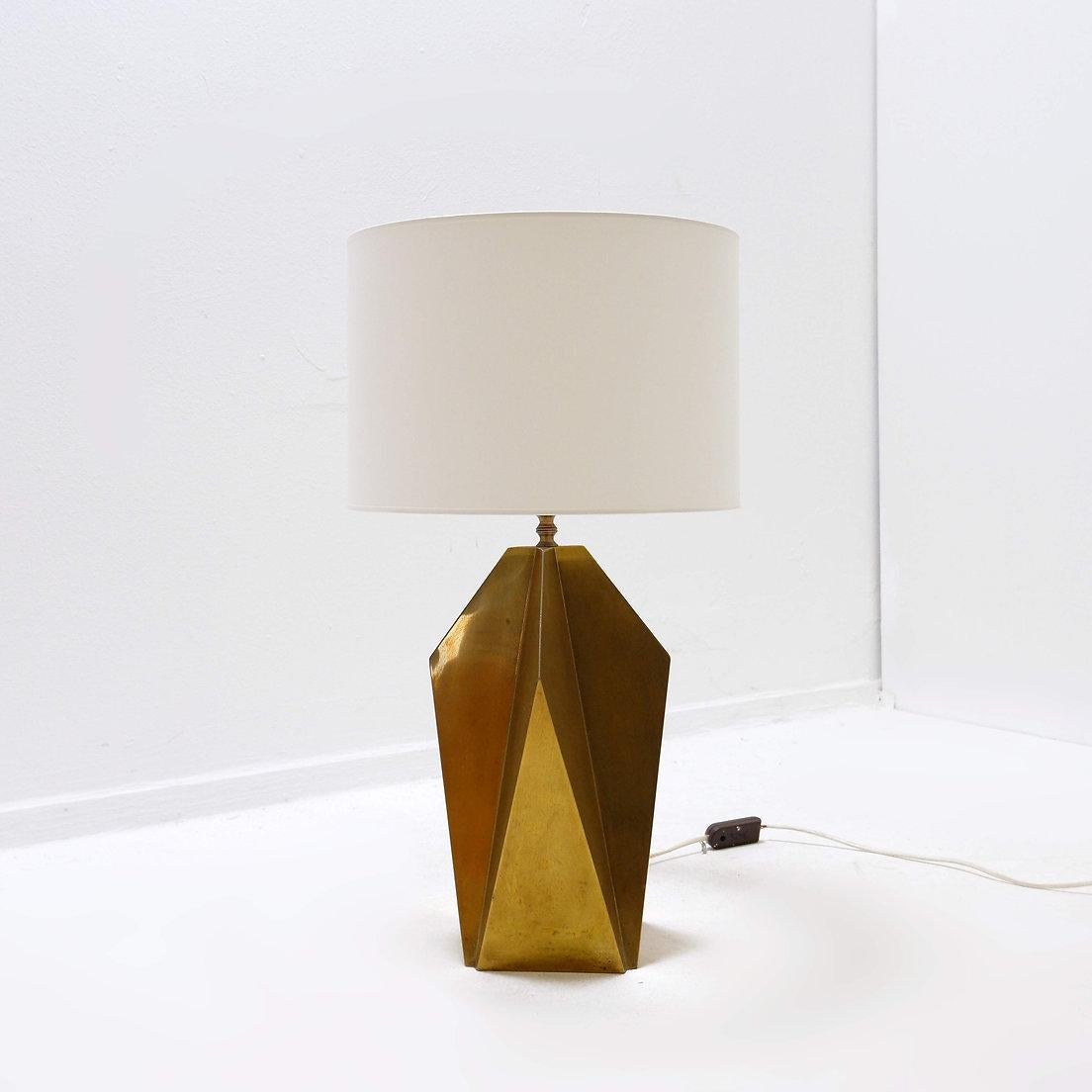 Table lamp - geometric design
sold without bulb and shade - 
Measure : lamp base : 20x20cm H: 45cm
Whith Shade : 35x35cm H:64cm 

