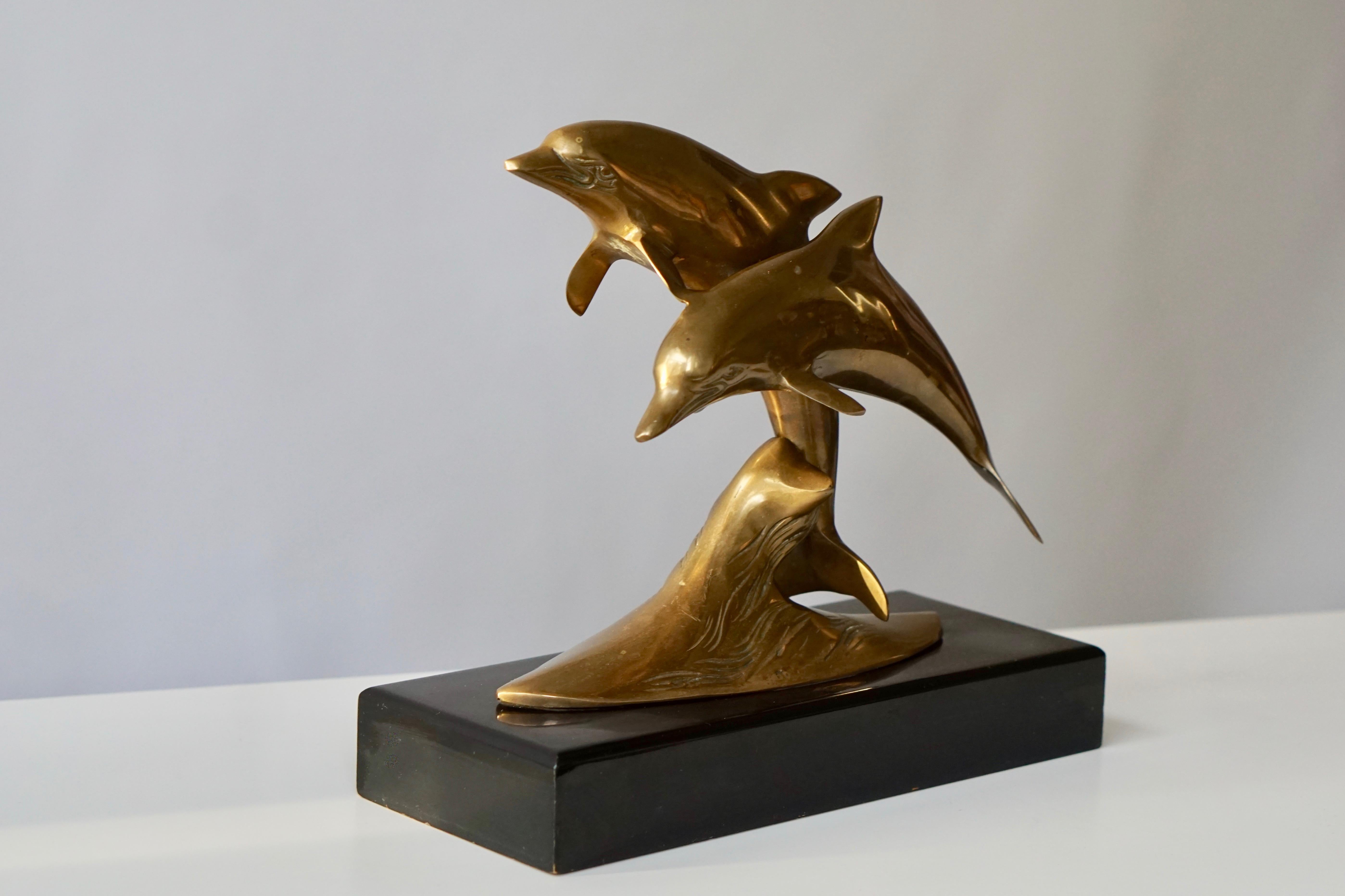 Mid-Century Modern Sculpture de dauphins en laiton en vente