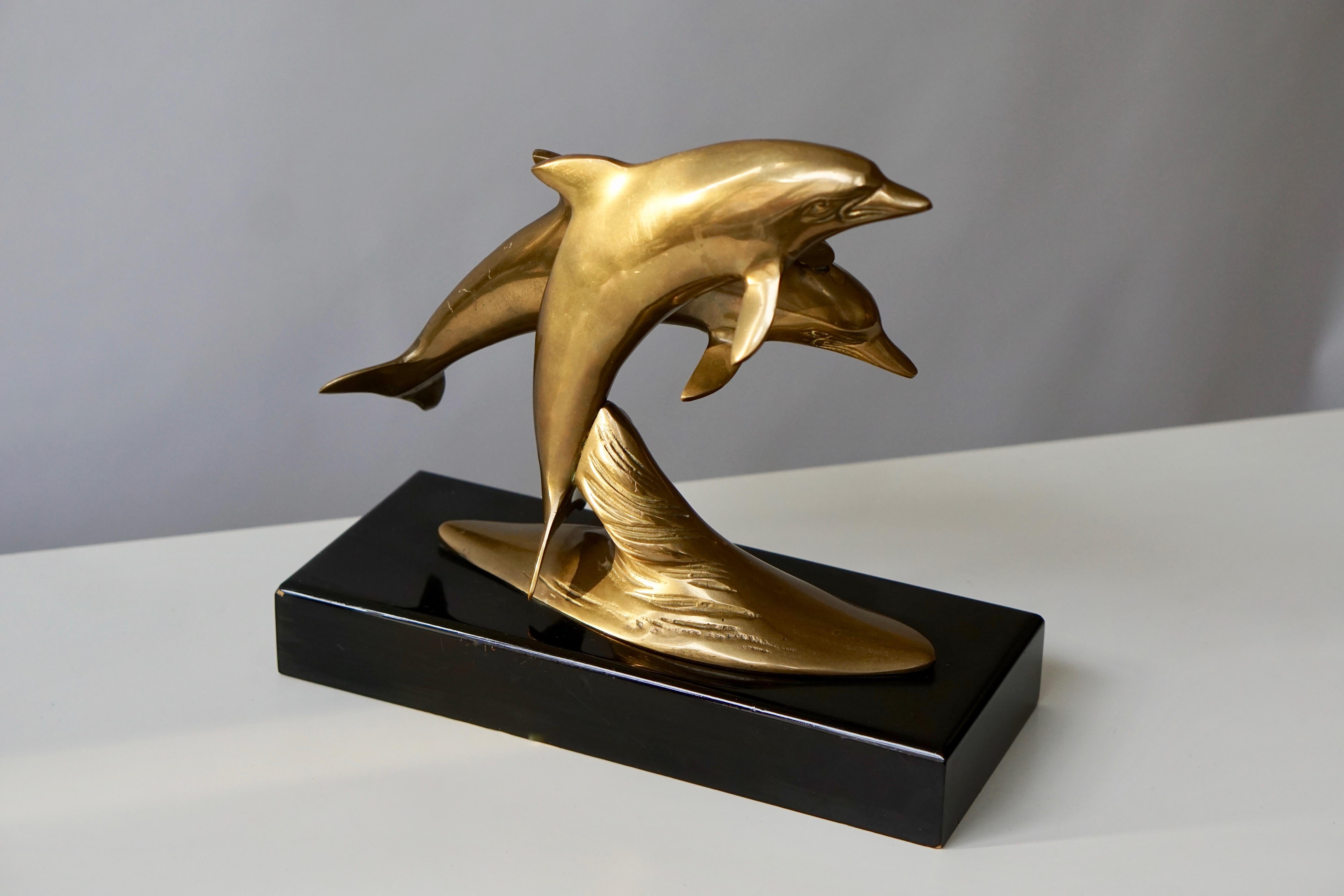 italien Sculpture de dauphins en laiton en vente