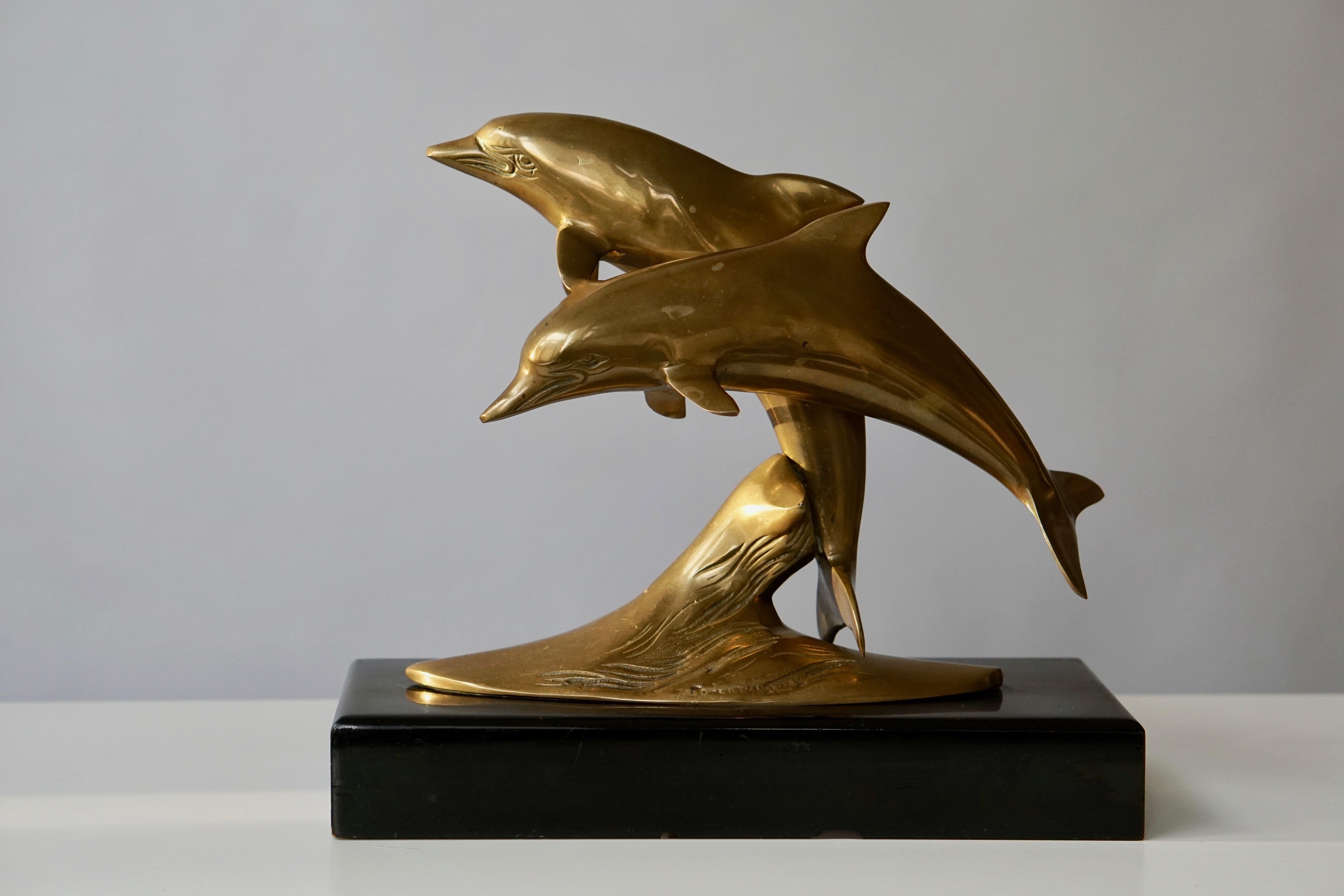 Laiton Sculpture de dauphins en laiton en vente