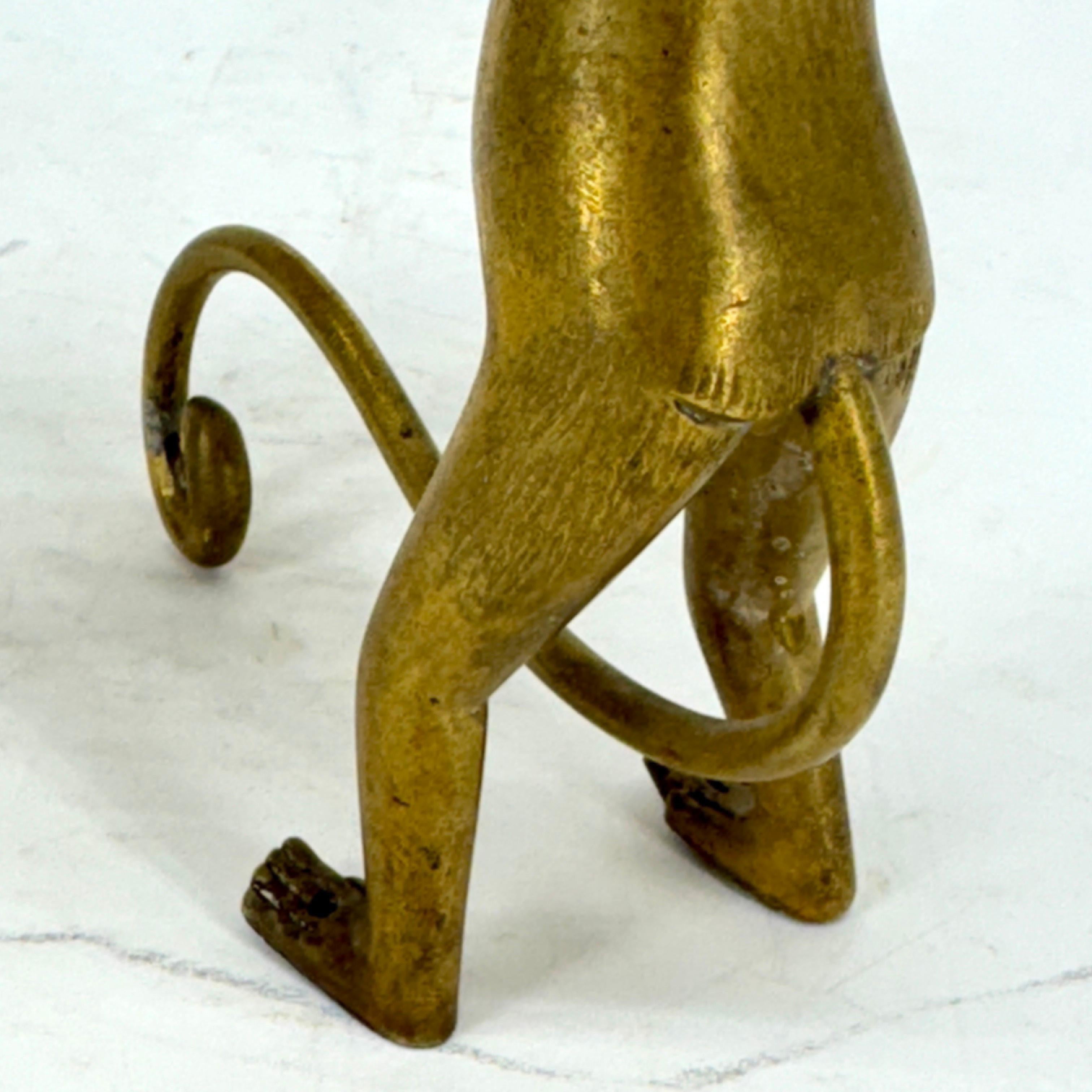 Laiton Sculpture en laiton représentant un singe tenant une carte de visite, fin du 19ème siècle  en vente