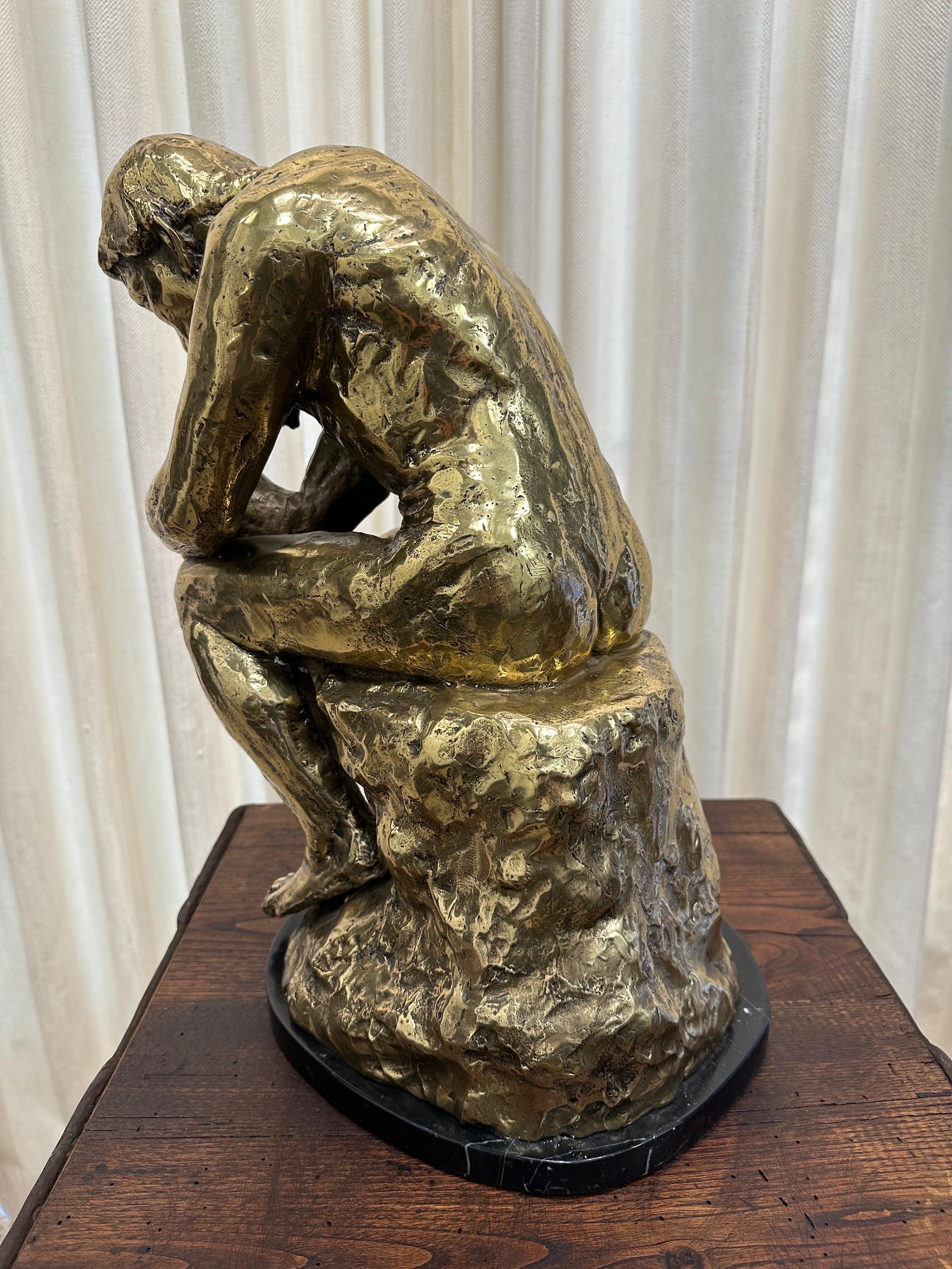 Laiton Sculpture en laiton sur base en marbre d'après « Le Penseur » de Rodin, SIGNÉE en vente