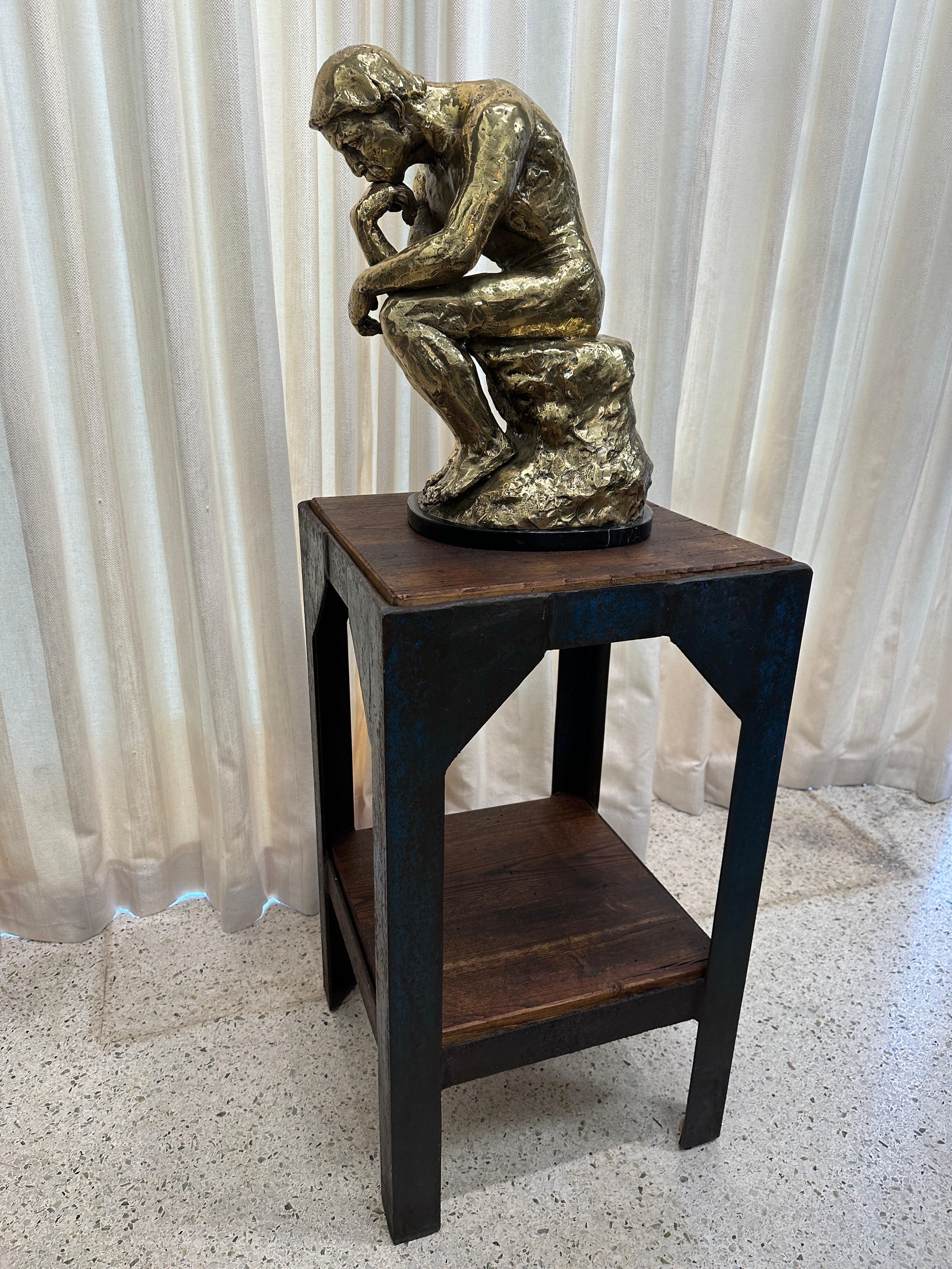 Sculpture en laiton sur base en marbre d'après « Le Penseur » de Rodin, SIGNÉE en vente 1