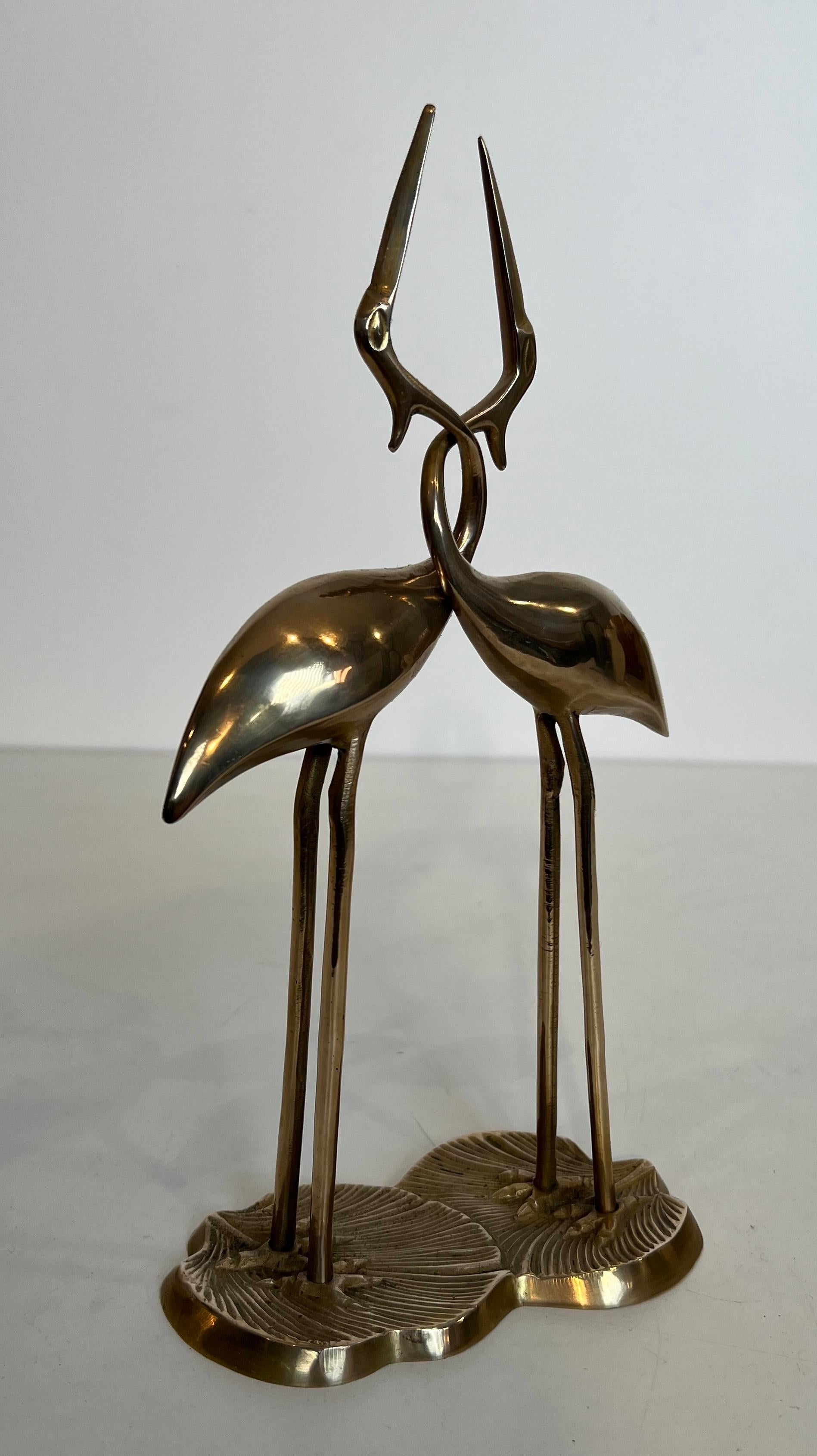 Cette belle sculpture représentant deux oiseaux enlacés est réalisée en laiton. Il s'agit d'un ouvrage français. Circa 1970