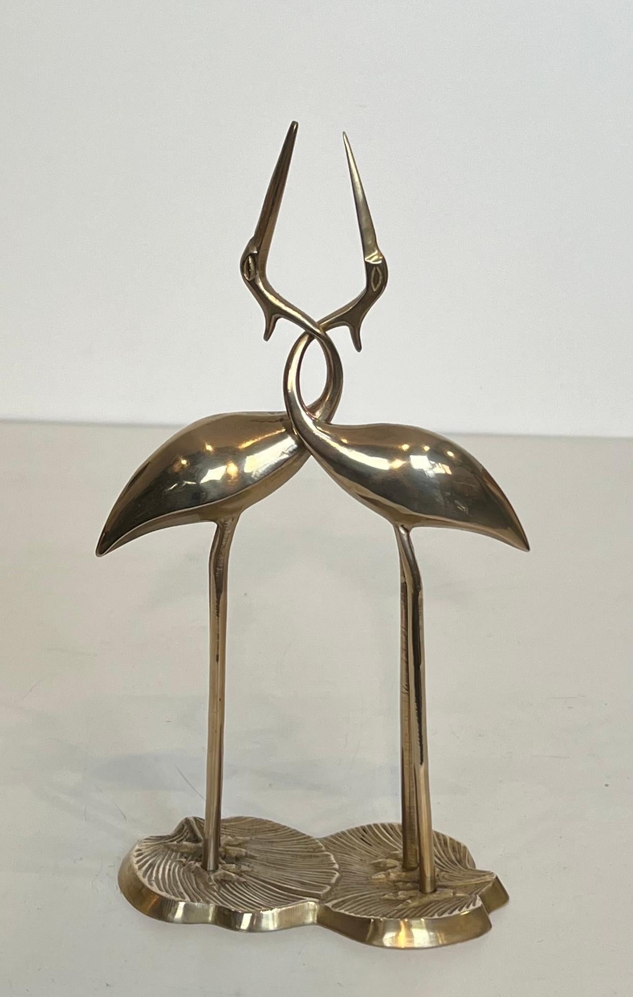 Mid-Century Modern Sculpture en laiton représentant deux oiseaux enlacés en vente