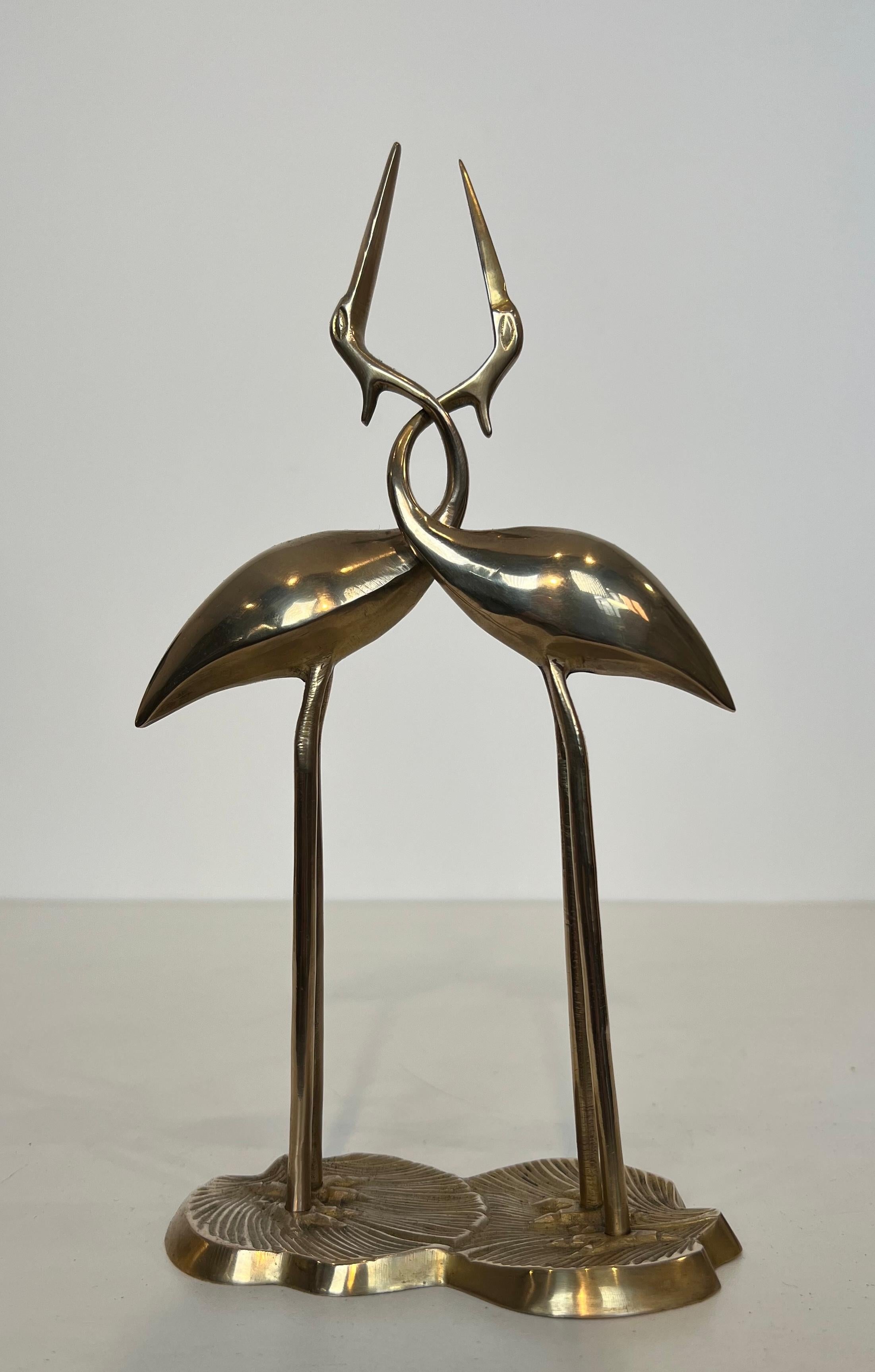 Français Sculpture en laiton représentant deux oiseaux enlacés en vente