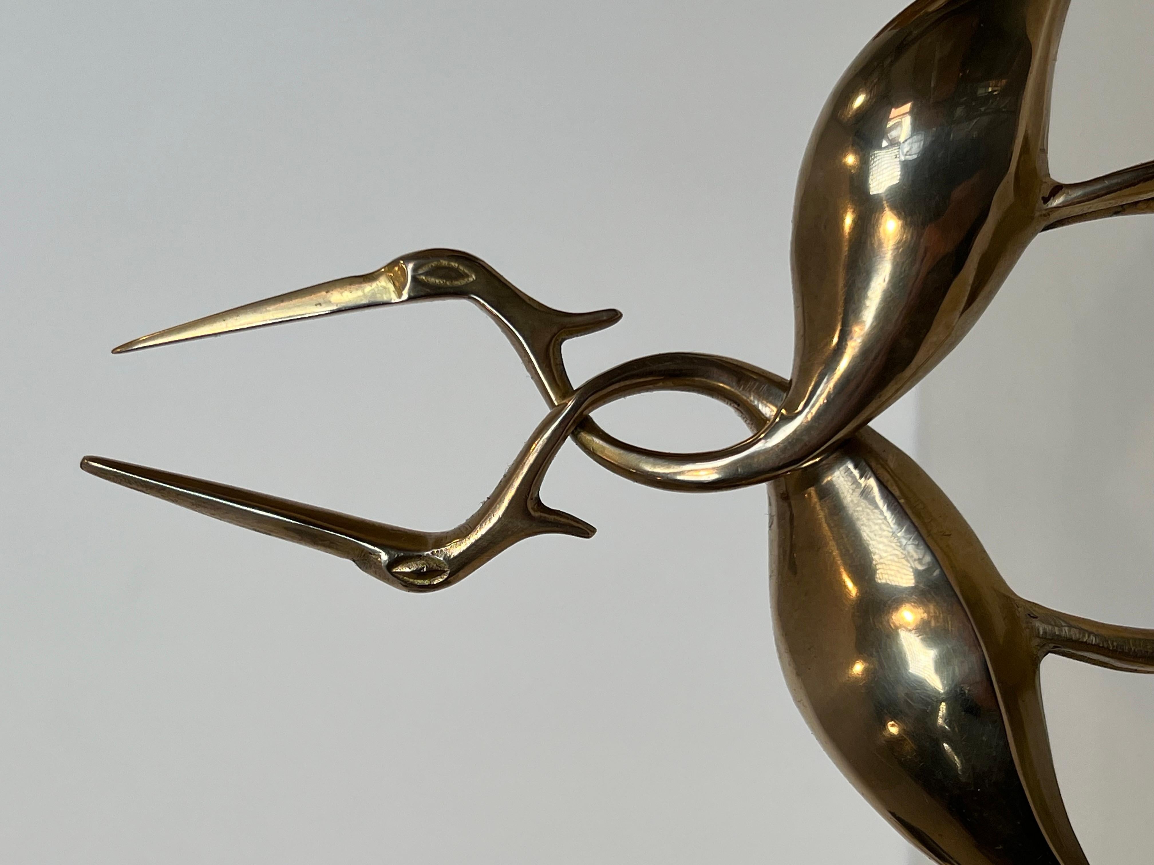 Laiton Sculpture en laiton représentant deux oiseaux enlacés en vente