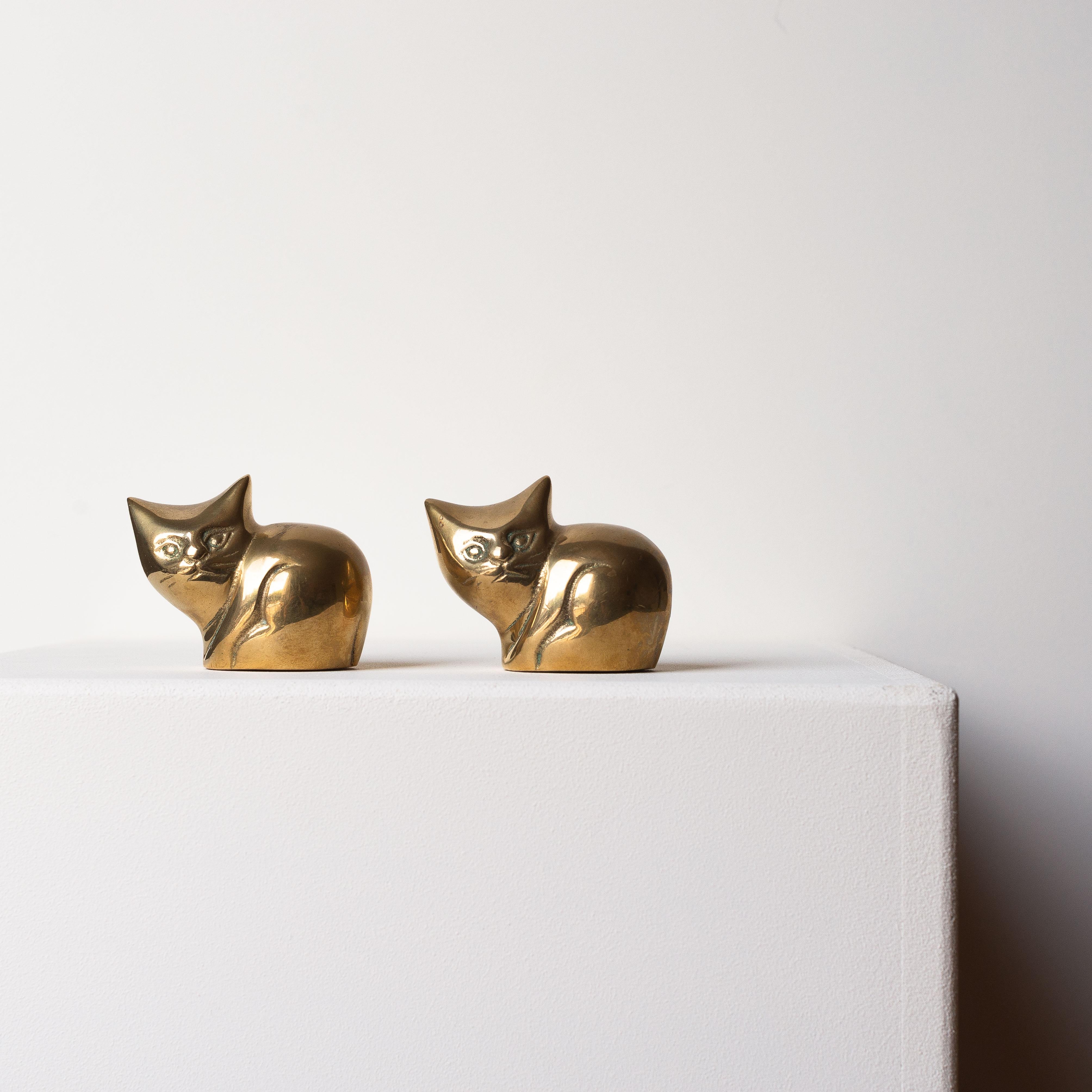 Sculptures ou serre-livres en laiton, paire de chats, France 1970.

Cette paire de chats en laiton des années 1970 fait office de charmantes sculptures décoratives ou de serre-livres fonctionnels. 

Au fil des ans, ils ont développé une patine