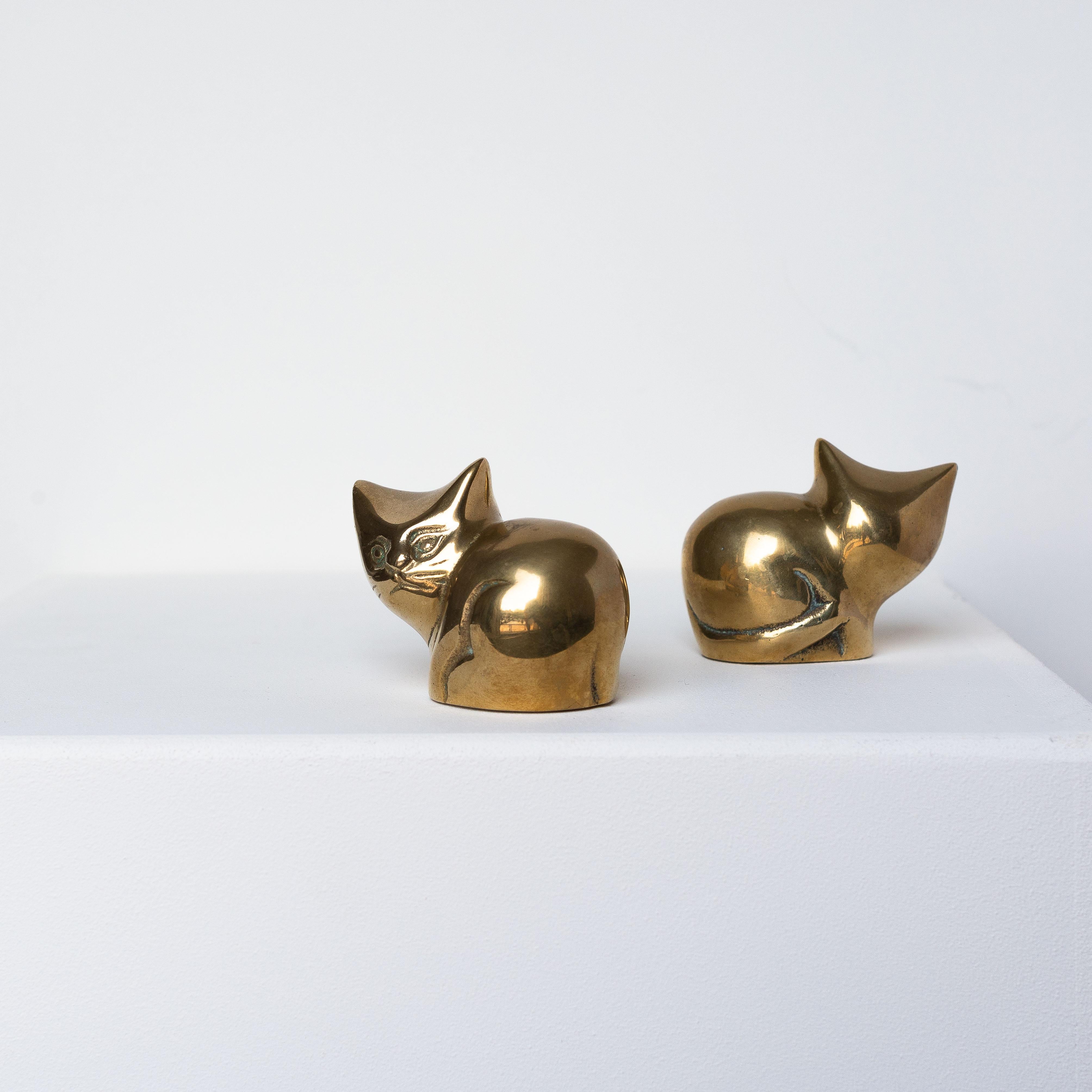 Moulage Sculptures ou serre-livres en laiton, paire de chats, France 1970