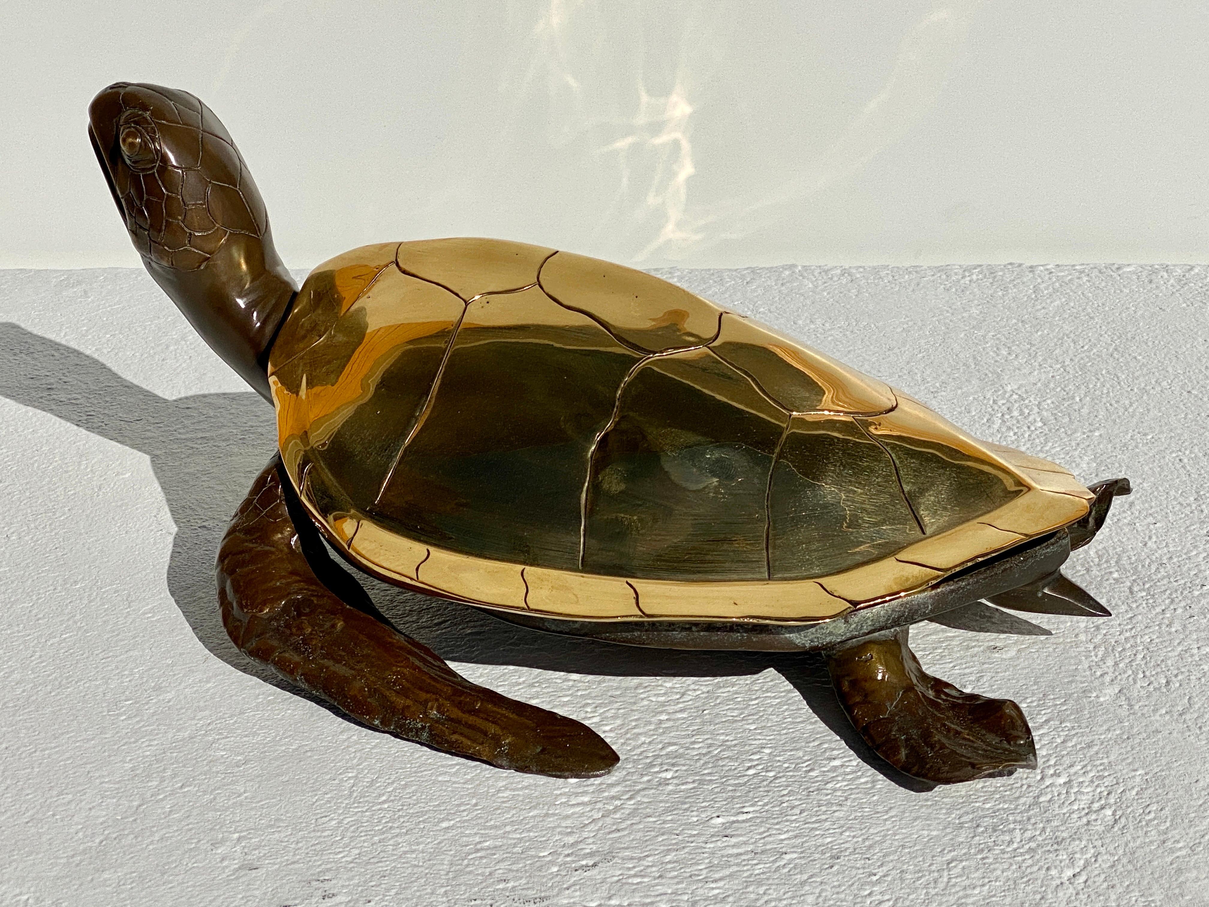 Meeresschildkröten-Skulptur aus Messing / dekorative Dose / Auffangbehälter.
Die Schale ist aus poliertem Messing und der Rest des Körpers ist patiniert. Wir haben auch eine größere Version in unserem anderen Angebot LU985031285462