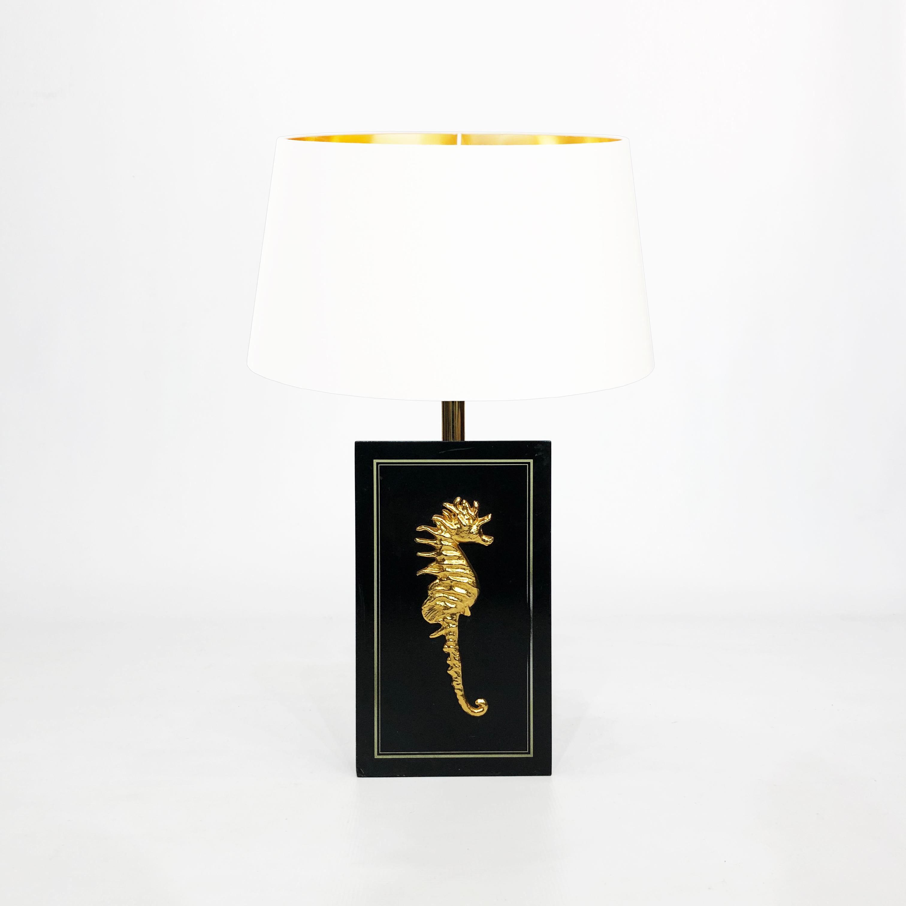 Laqué Lampe de bureau cheval de mer en laiton vintage rétro et rétro Hollywood Regency des années 1970, noir en vente