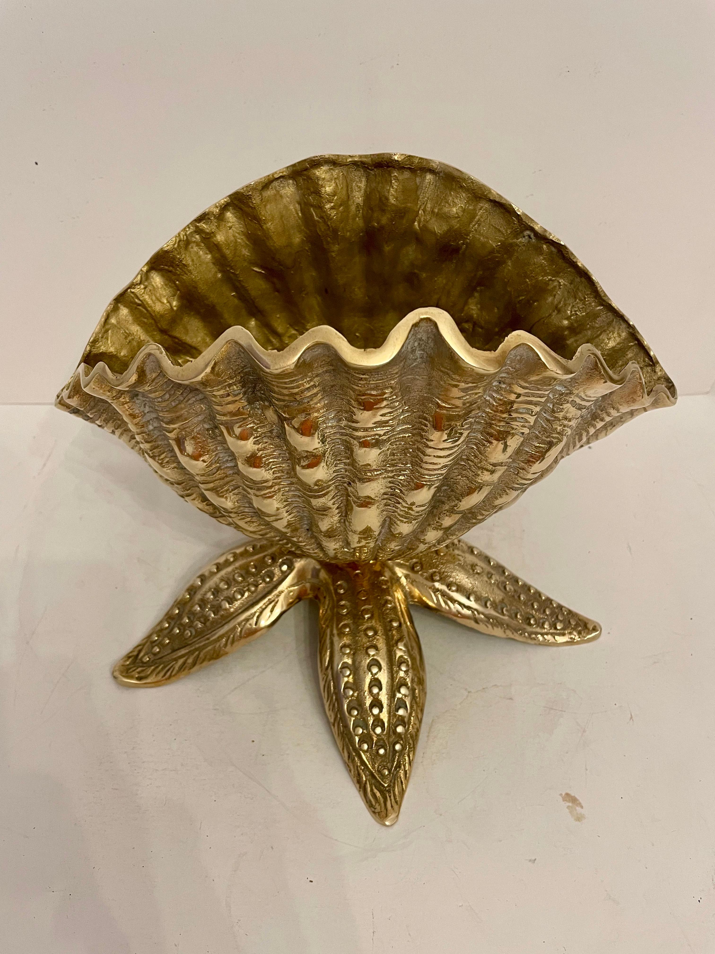 Vaso in ottone fuso con conchiglia nautilus su base a stella marina. Dimensioni grandi e piacevoli. Buone condizioni. Ottimo per la tua casa al mare!
