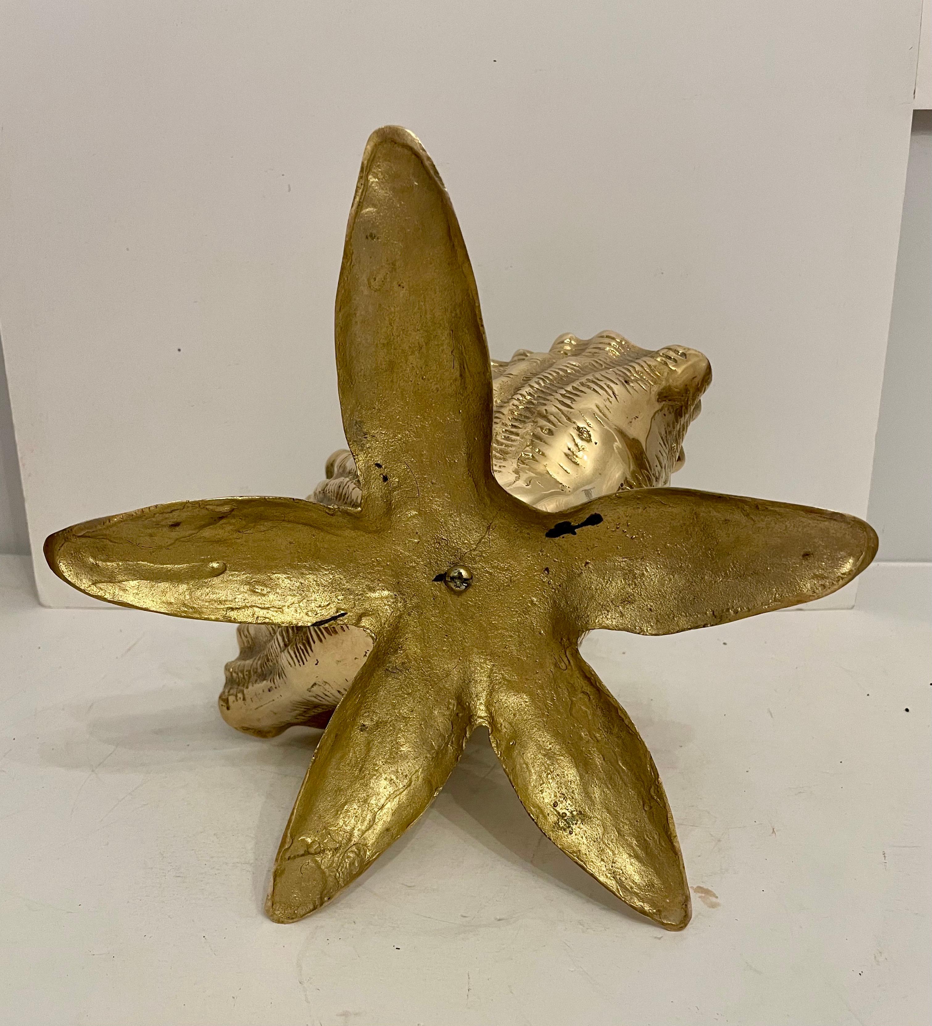 Hollywood Regency Fioriera Nautilus in ottone con conchiglia su base a stella marina in vendita