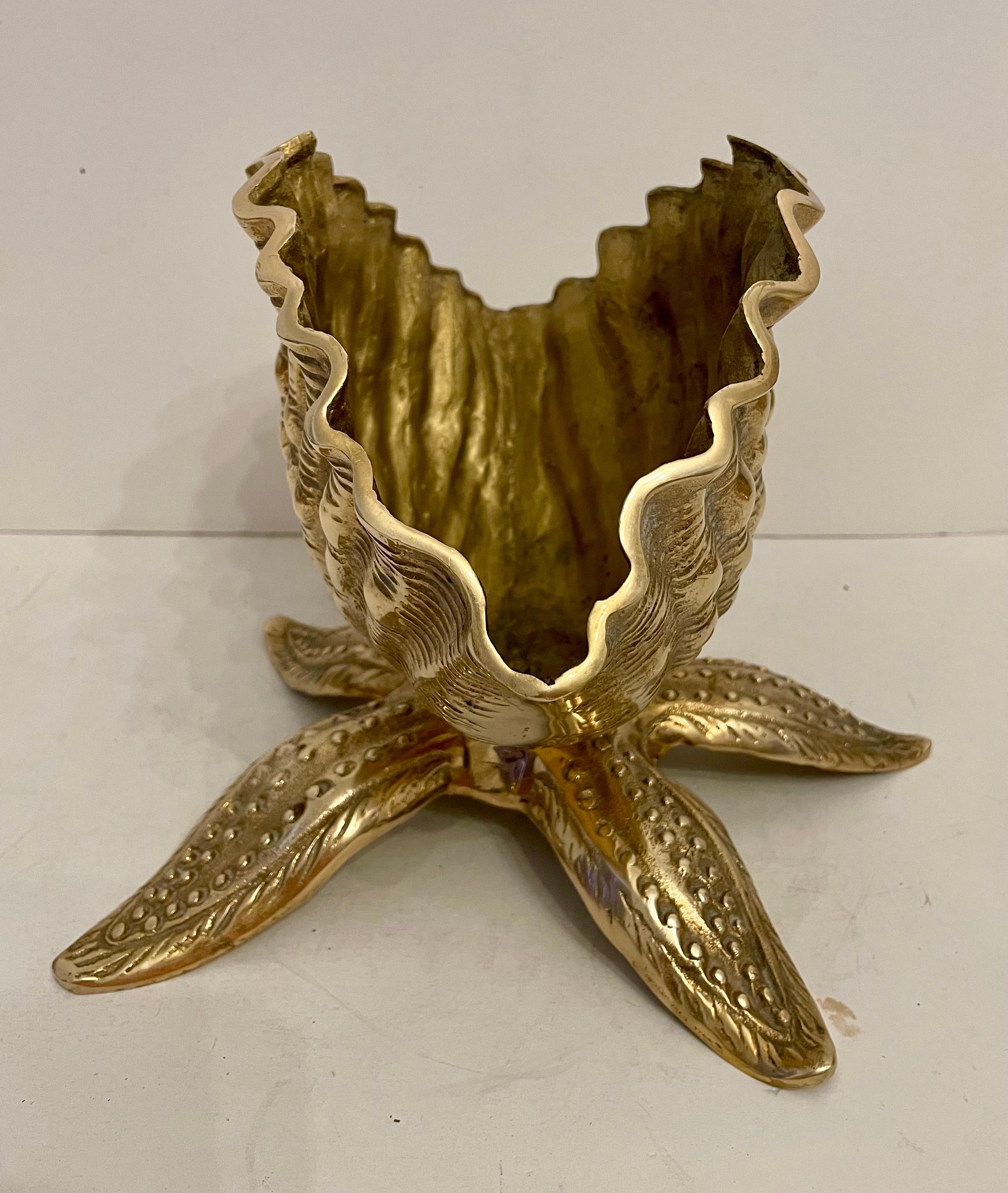Fioriera Nautilus in ottone con conchiglia su base a stella marina In condizioni buone in vendita a New York, NY