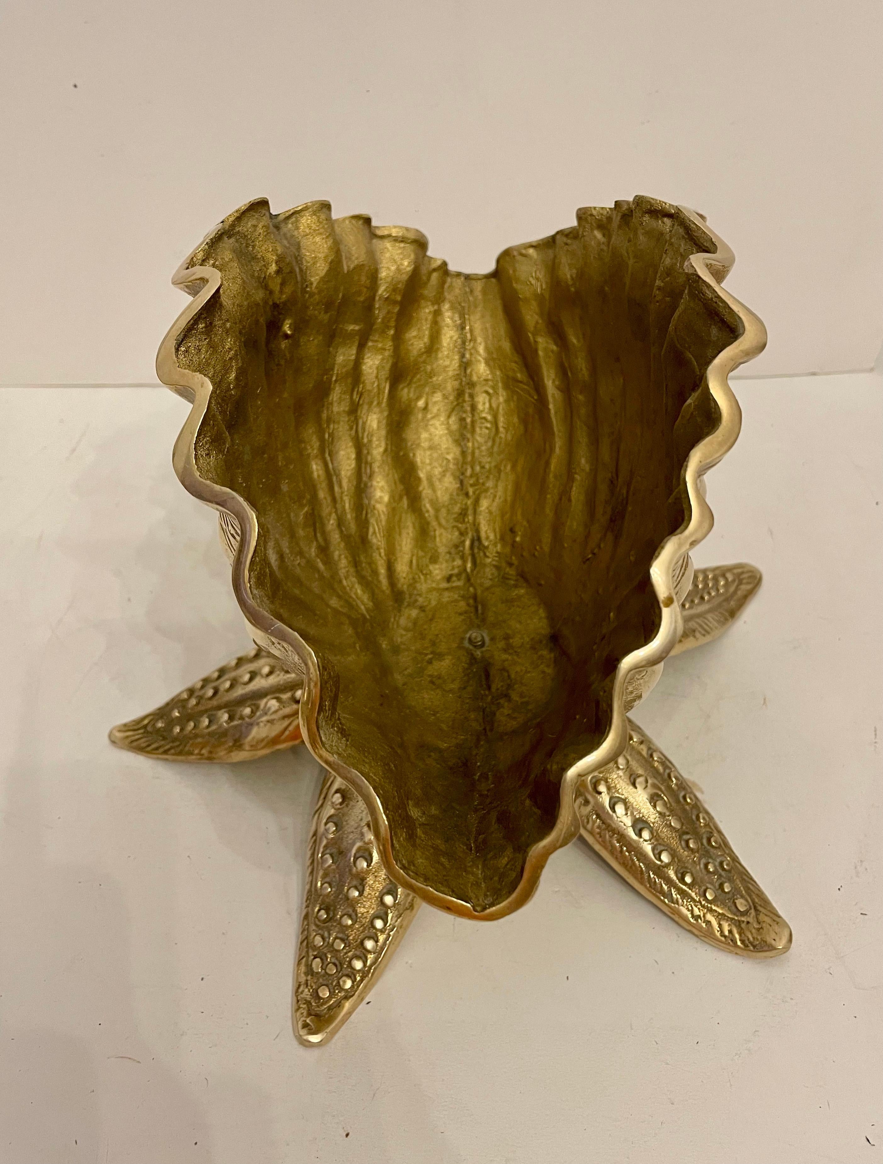 XX secolo Fioriera Nautilus in ottone con conchiglia su base a stella marina in vendita