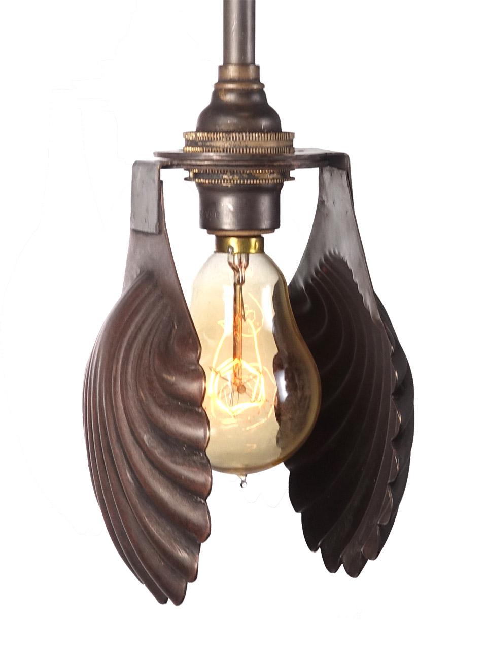 Dies sind schöne, kleine und elegante Anhänger. Jede Leuchte nimmt eine einzelne Kandelaberlampe auf, die von 2 gegenüberliegenden Schalen abgeschirmt wird. Sie lassen sich gut einzeln oder in Büscheln aufhängen. Sie werden pro Lampe berechnet.
    