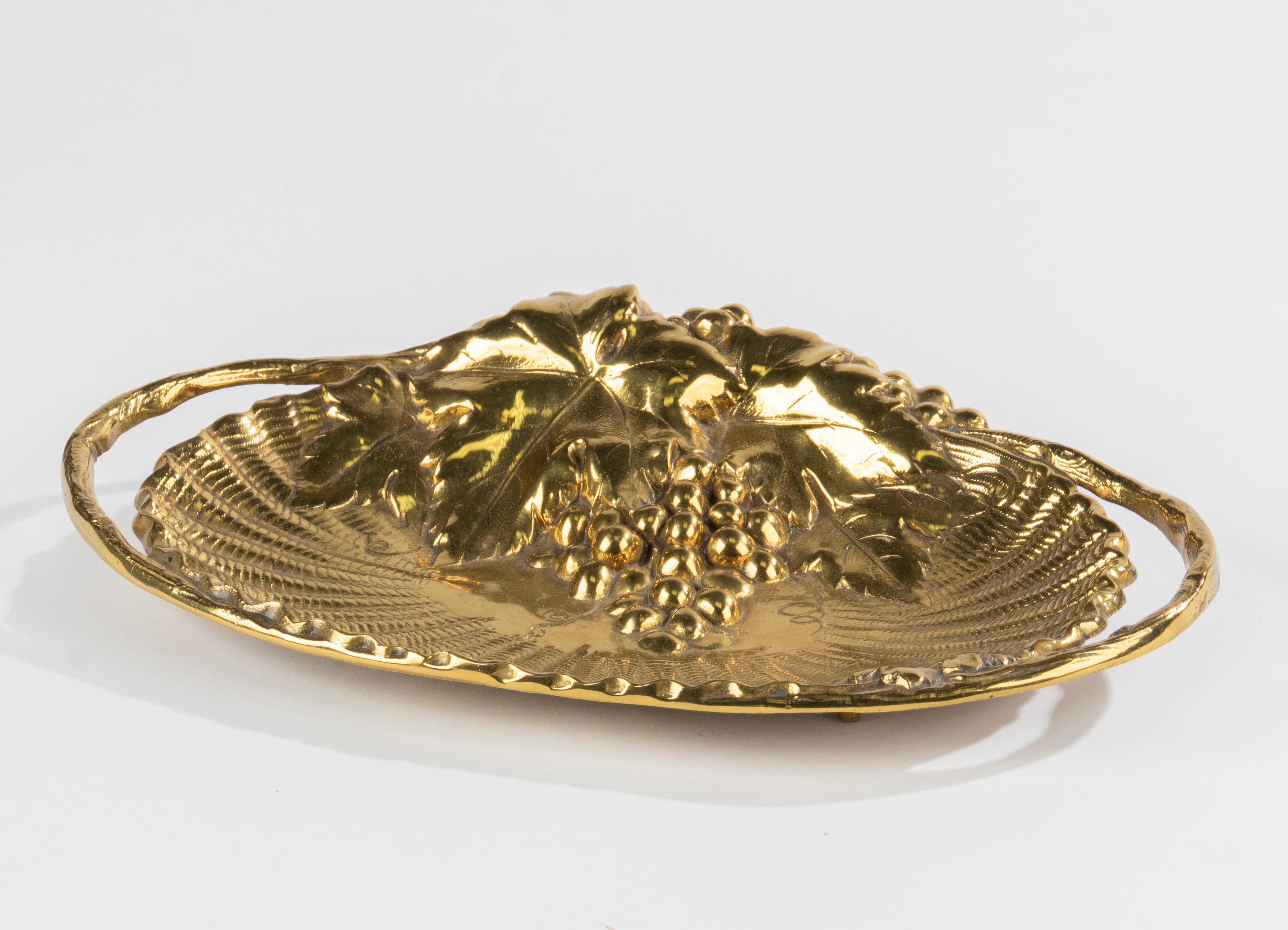 A beautiful decorative copper / brass serving dish. 
Dimensions: 34 x 21 cm and 5 cm tall. 
Free shipping worldwide. 