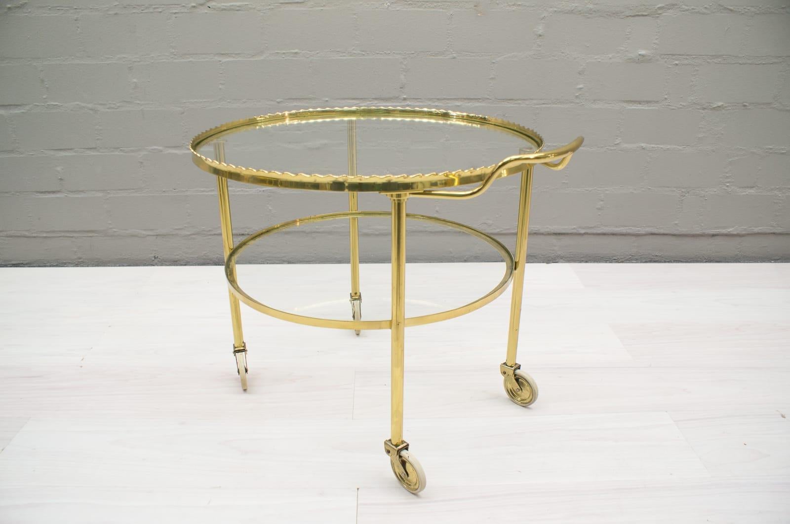 A very beautiful, filigree and elegant serving trolley from the Vereinigte Münchener Werstätten manufactory. 

The brass has a typical patina, see pictures.