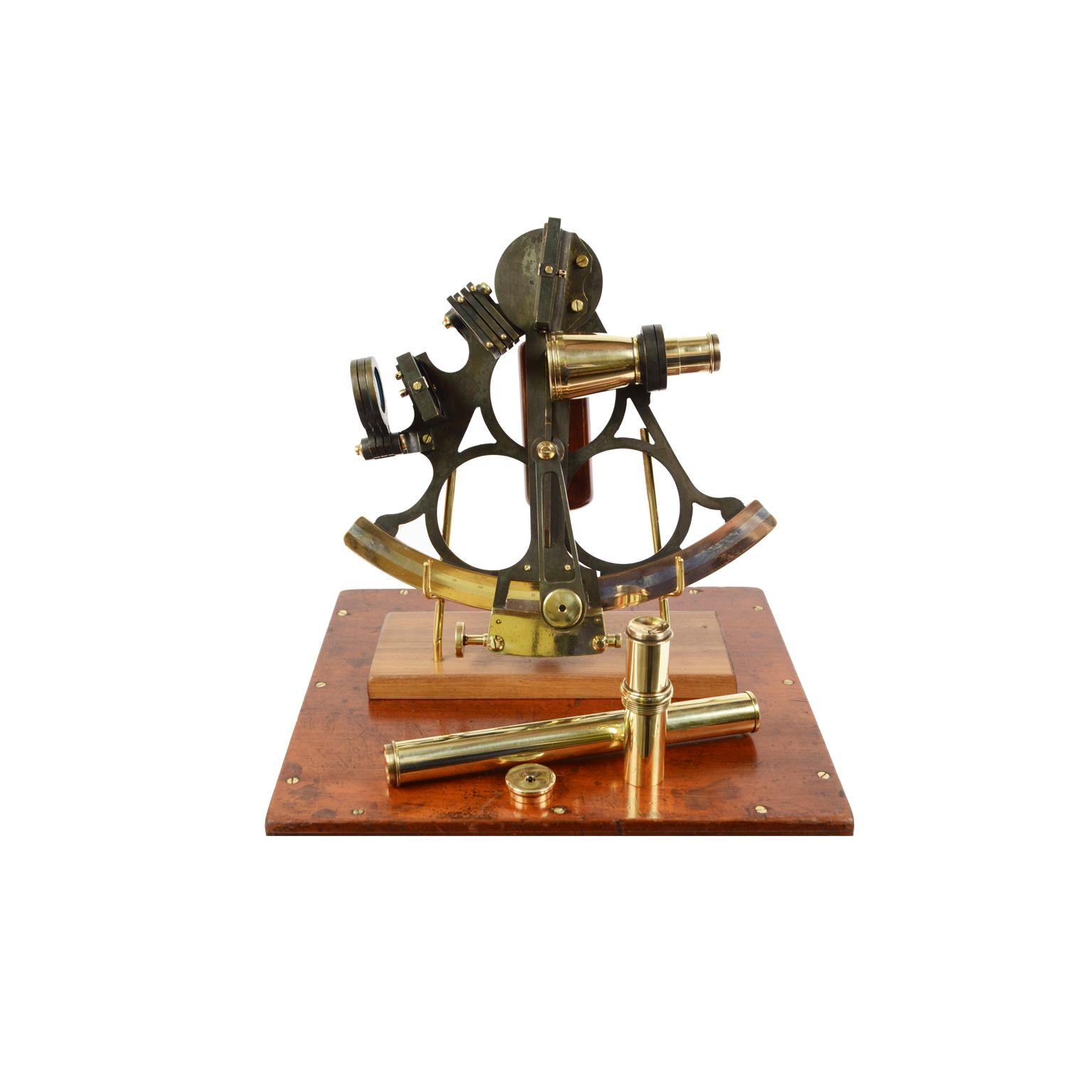 Burnished brass sextant from the early 1900s signed J. Parkes & Sons Liverpool n. 9601, and placed in its original oakwood box, complete with lock with key, hinges, hooks and brass handle. Flap and Vernier made of silver, mahogany handle, 3 colored