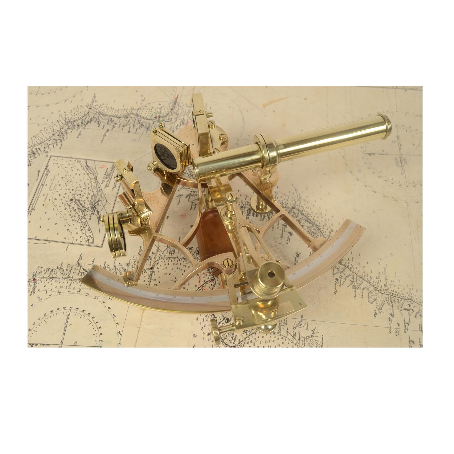 Brass Sextant Made in the Mid-19th Century in its Mahogany Box In Good Condition In Milan, IT