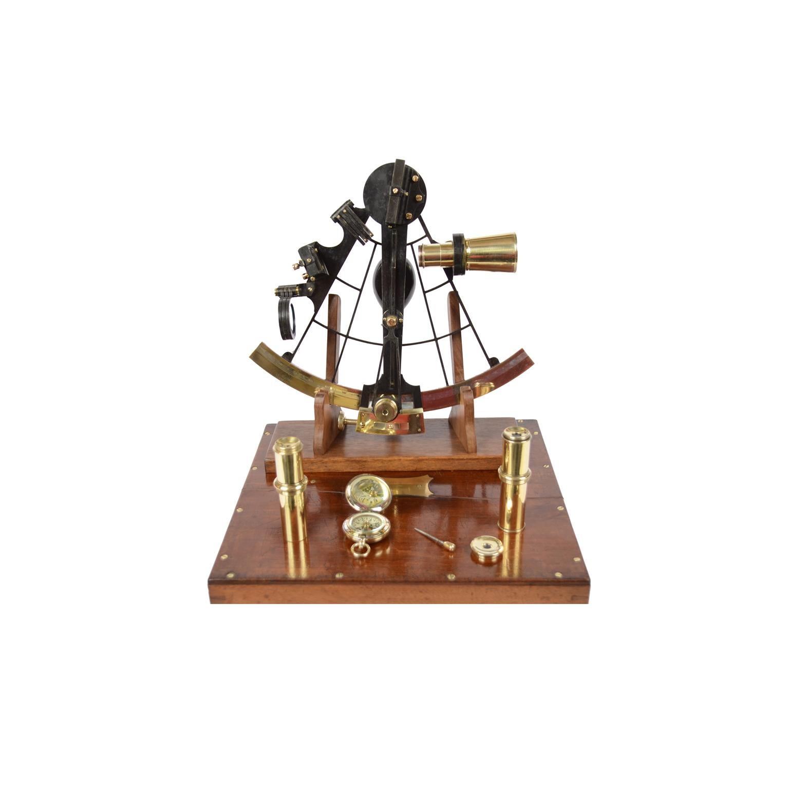 Brass sextant signed Negretti & Zambra made in the second half of the 19th century, complete with lenses and compass placed in its original mahogany box complete with key lock and brass hinges. Silver flap and vernier, wooden handle, 3 colored