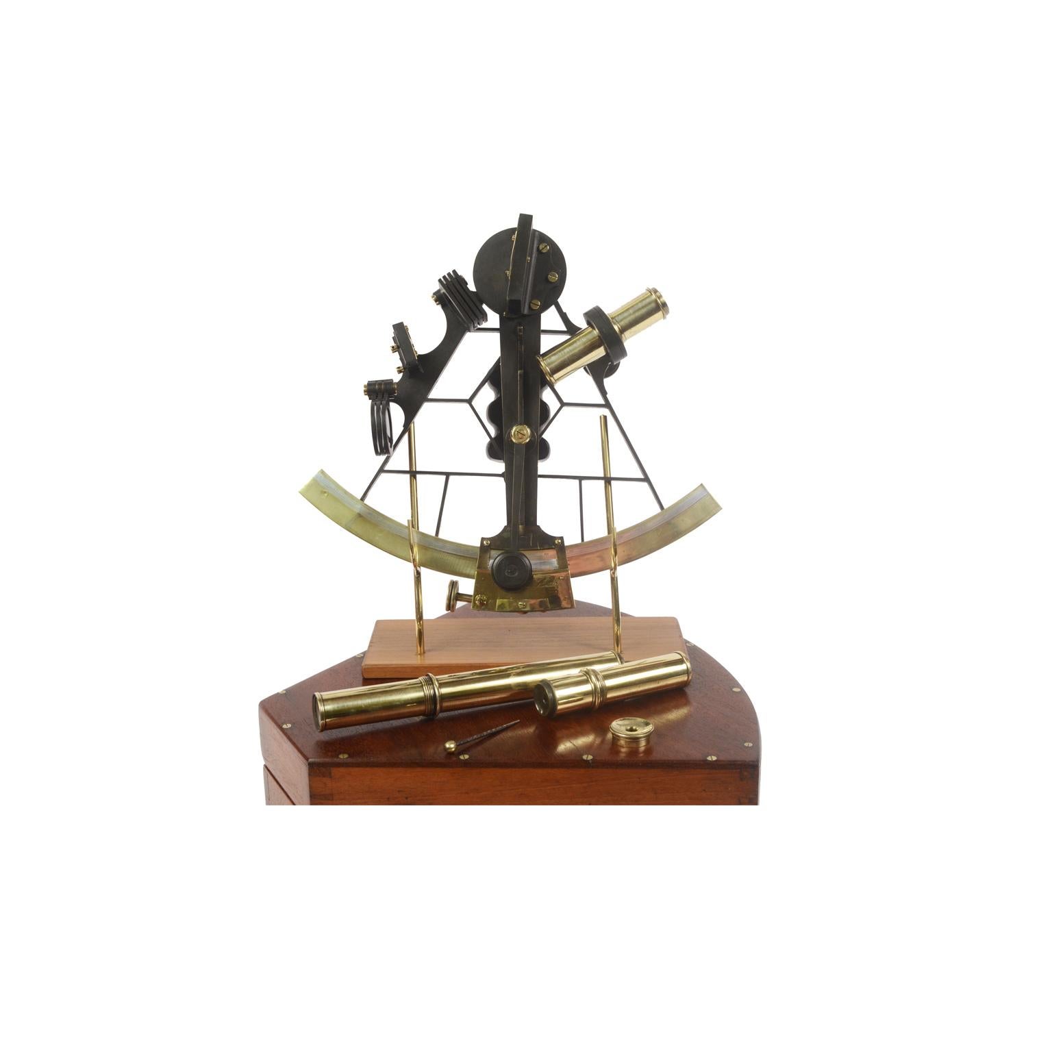 Brass sextant signed WC COX Devonport made in the mid-19th century, instrument complete with three telescopes, one of which is long, a filter, an adjustment key and placed in its original mahogany wood box shaped like the instrument with hinges and