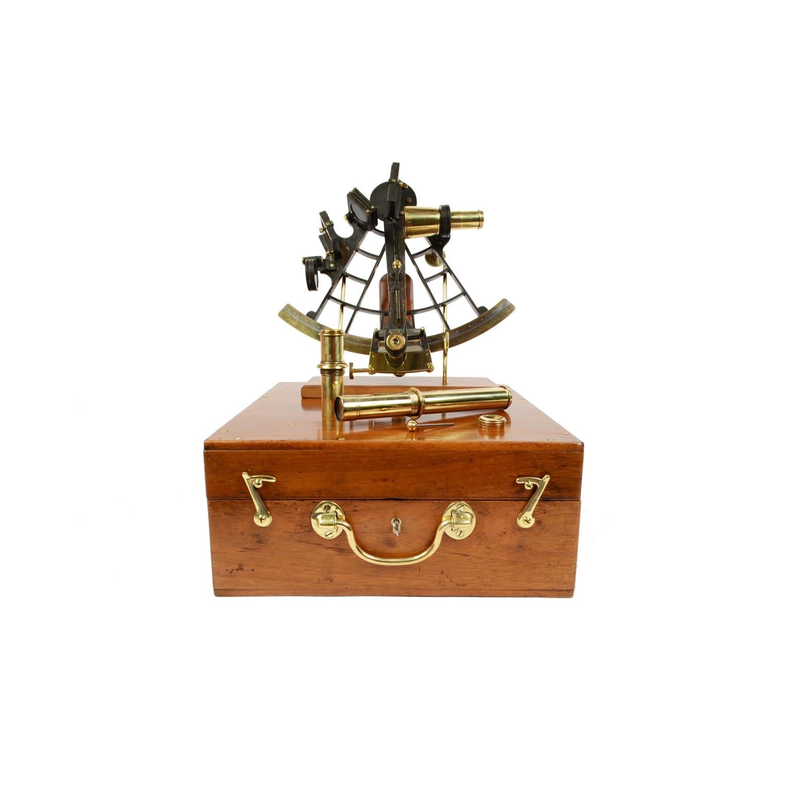 Burnished brass sextant from the second half of the 19th century signed Frodsham & Keep Liverpool active in 17 South Castle street, Liverpool between 1856-1878 and placed in its beautiful original mahogany wooden box, complete with key lock, hinges,