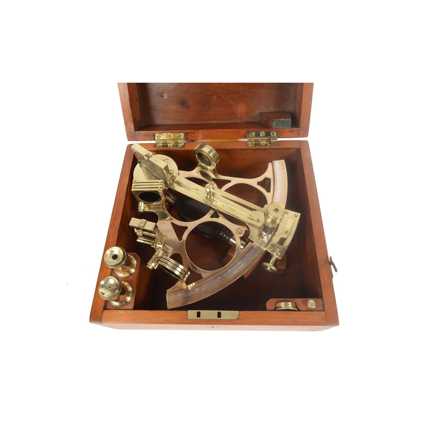 Brass Sextant with Mahogany Box Signed Henry Hughes & Son, London, Early 1900s In Good Condition In Milan, IT