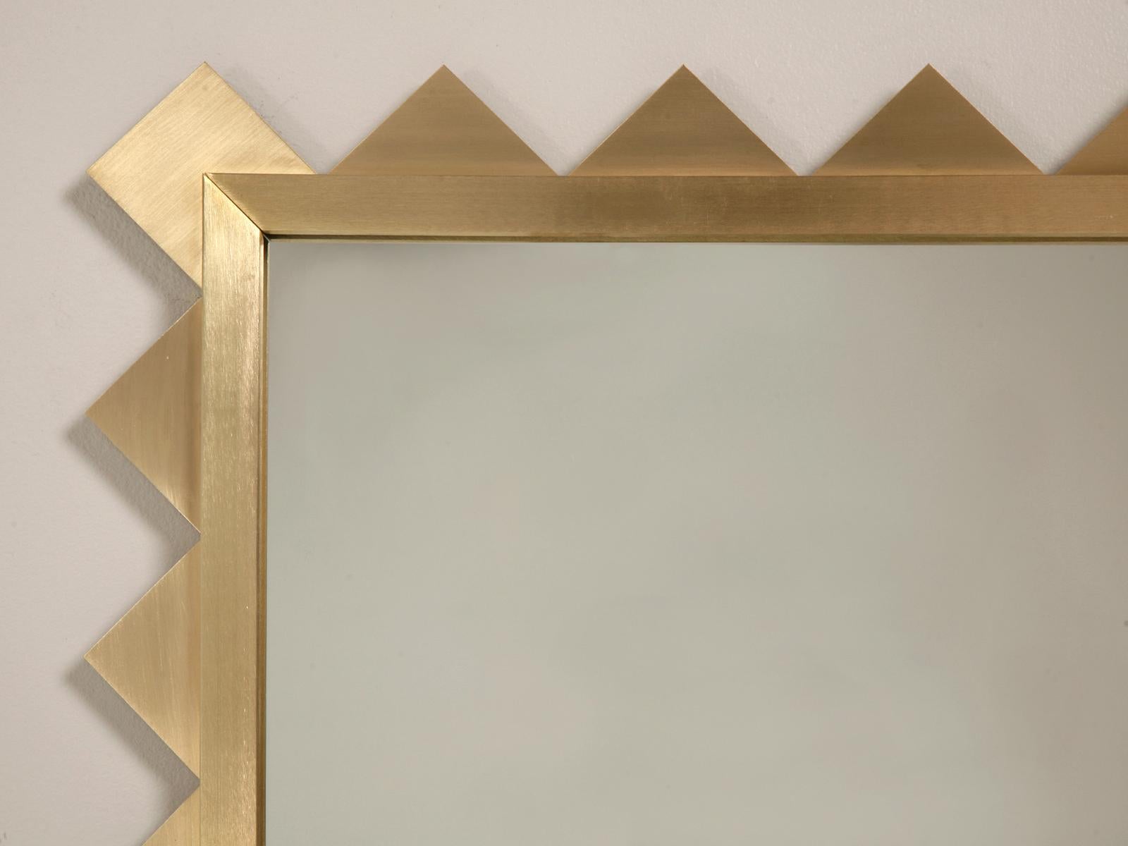 Mid-Century Modern Miroir en forme de dent de requin en laiton fabriqué sur-mesure en maison, disponible dans toutes les dimensions   en vente