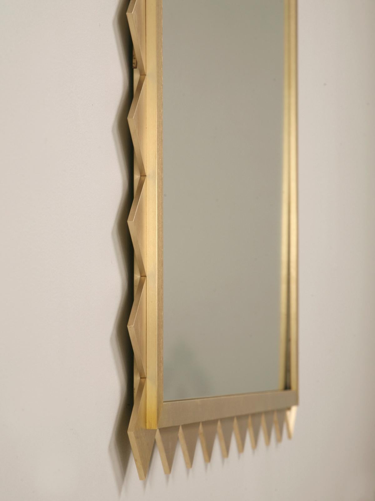 XXIe siècle et contemporain Miroir en forme de dent de requin en laiton fabriqué sur-mesure en maison, disponible dans toutes les dimensions   en vente