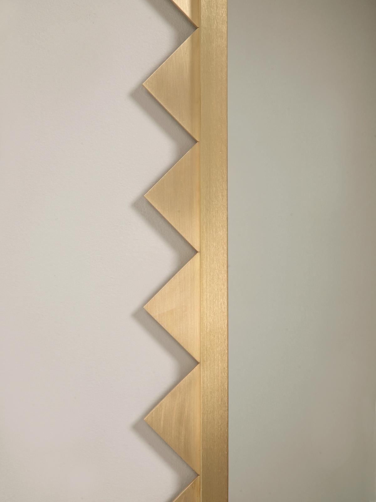 Laiton Miroir en dents de requin en laiton Fabriqué sur mesure dans la maison Disponible dans toutes les dimensions Très lourd en vente