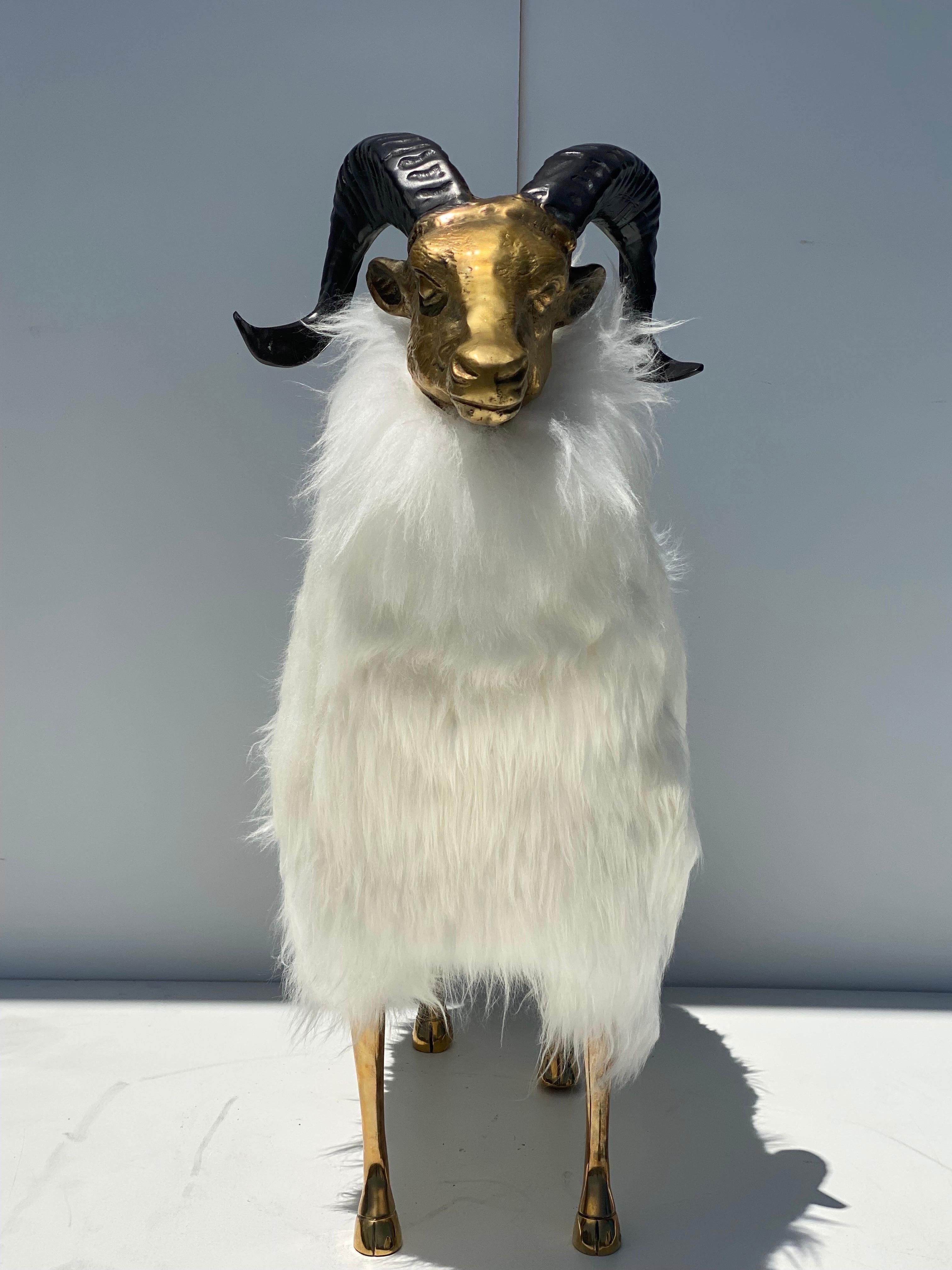 Hollywood Regency Sculpture de moutons / bélier en laiton en fourrure blanche  en vente
