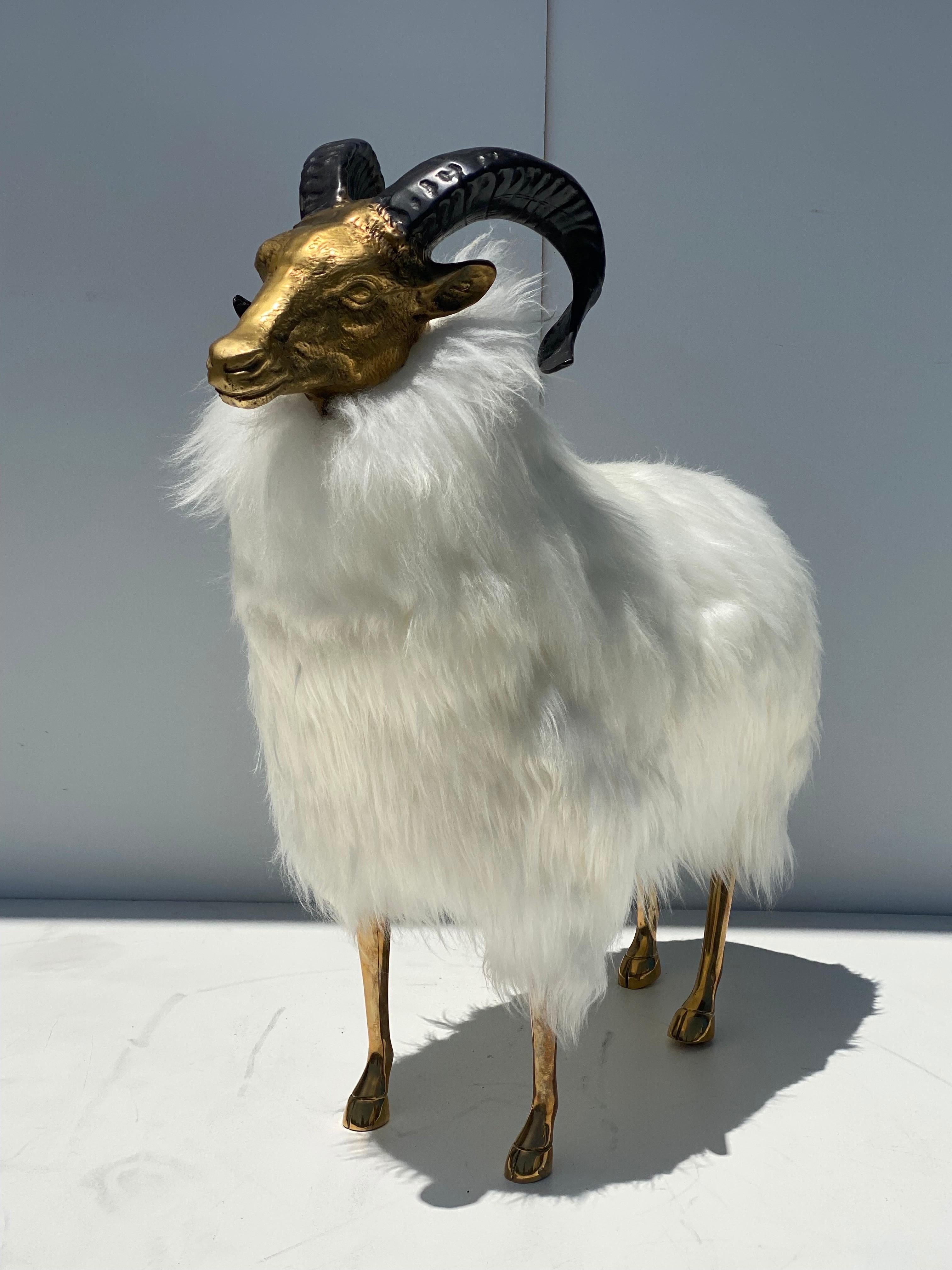 Américain Sculpture de moutons / bélier en laiton en fourrure blanche  en vente