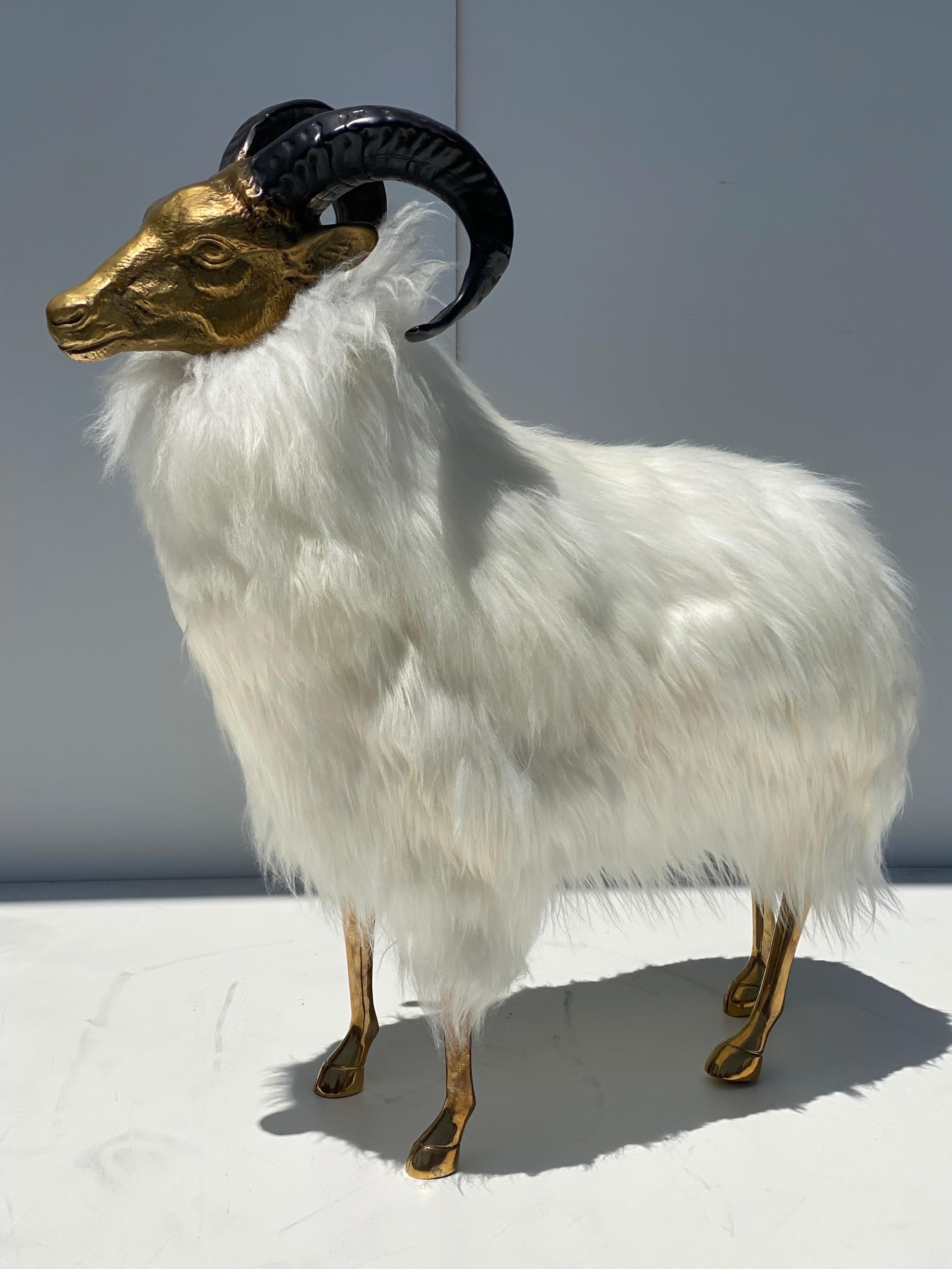 Patiné Sculpture de moutons / bélier en laiton en fourrure blanche  en vente