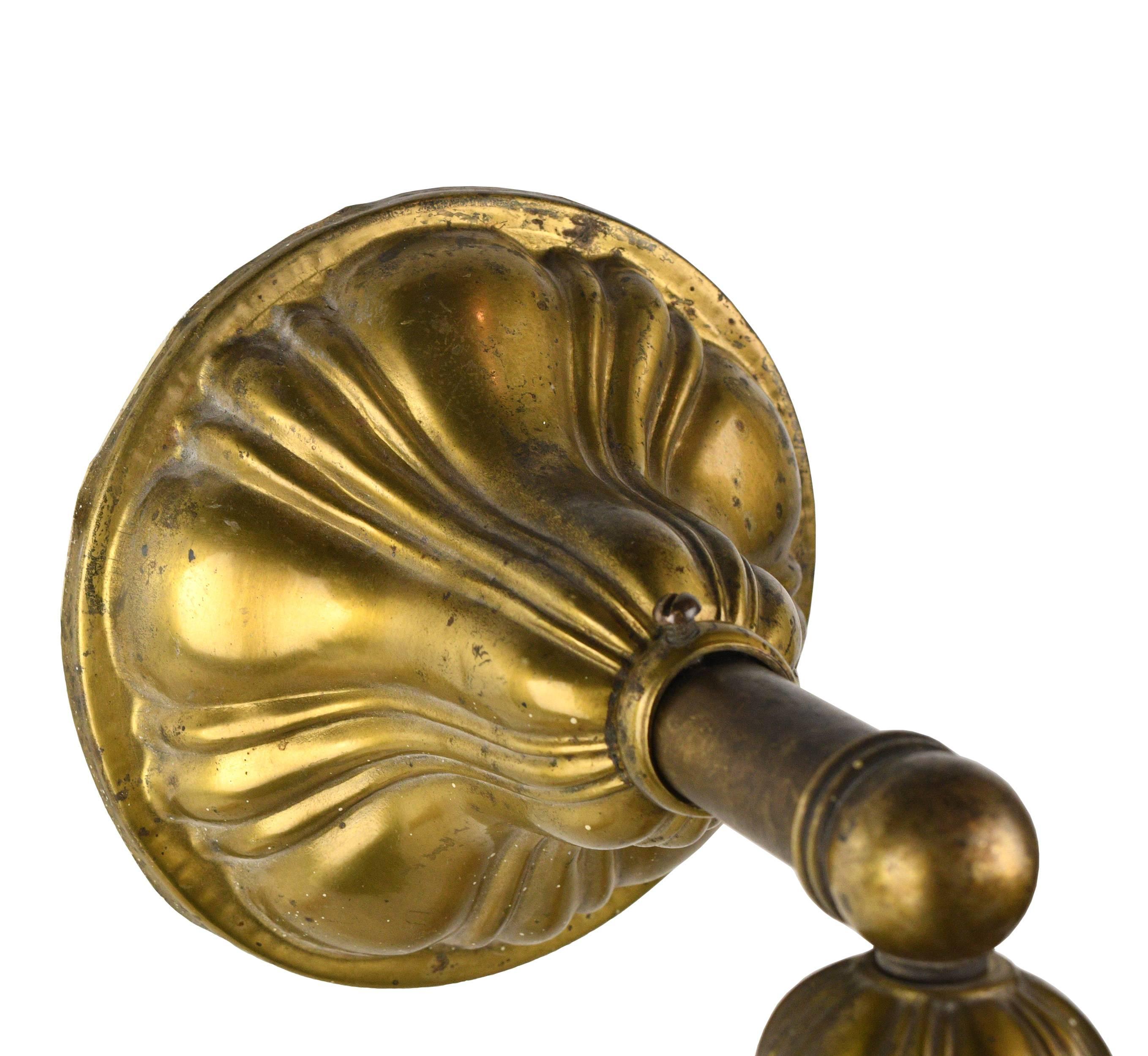 This elegant brass Sheffield style sconce has a ribbed back plate and matching ribbed shade. Alternating clear and opaque bands of glass add visual interest and texture to the fixture. 

Year: 1915
Condition: Excellent
Finish: Original
Country