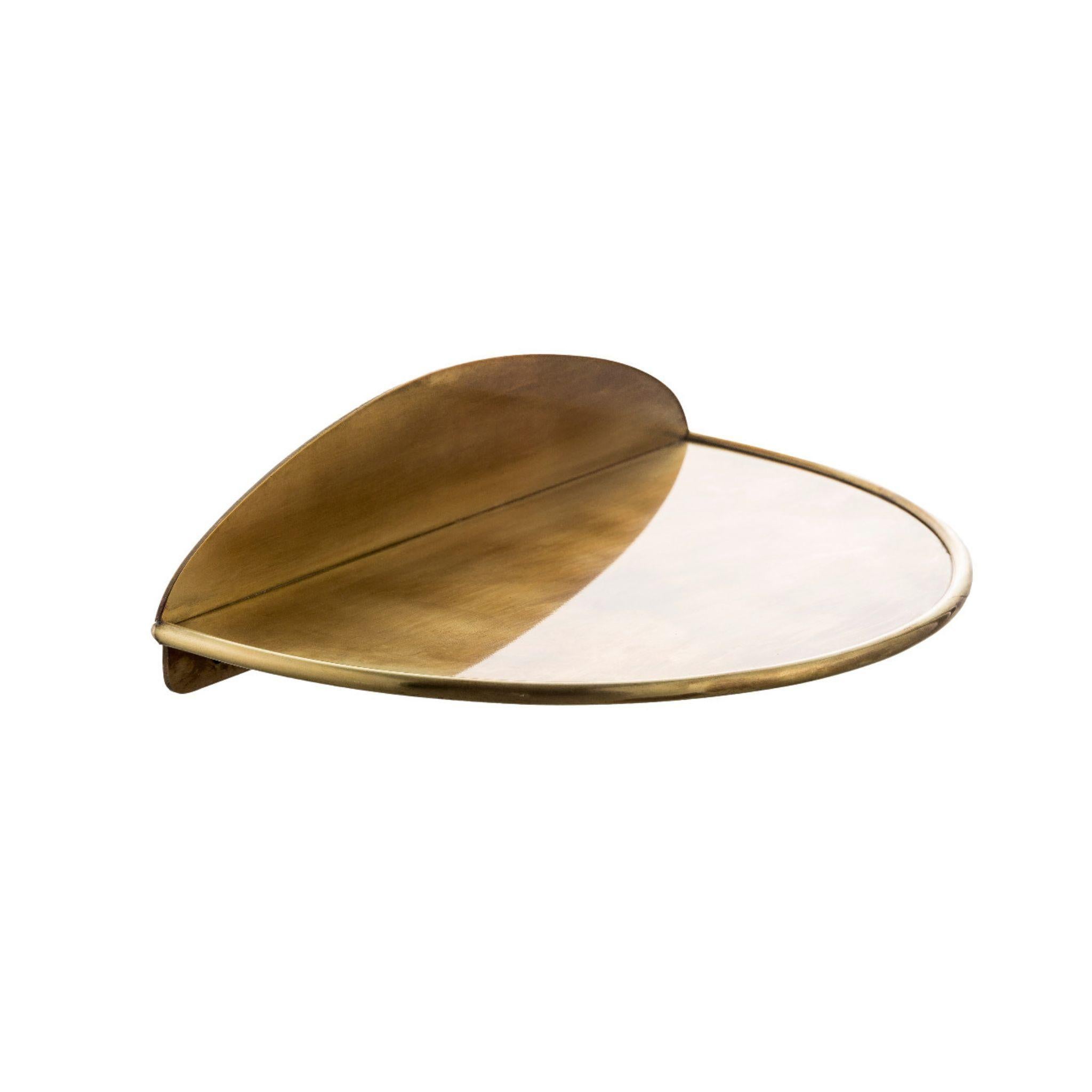 This beautifully crafted brass shelf is available in two stunning finishes: natural brass or dark burnish brass. The sleek and simple design makes it a versatile addition to any room, while the high-quality materials ensure it will stand the test of