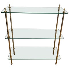 Estante de latón con placas de cristal. Obra francesa de la Maison Jansen. Alrededor de 1940