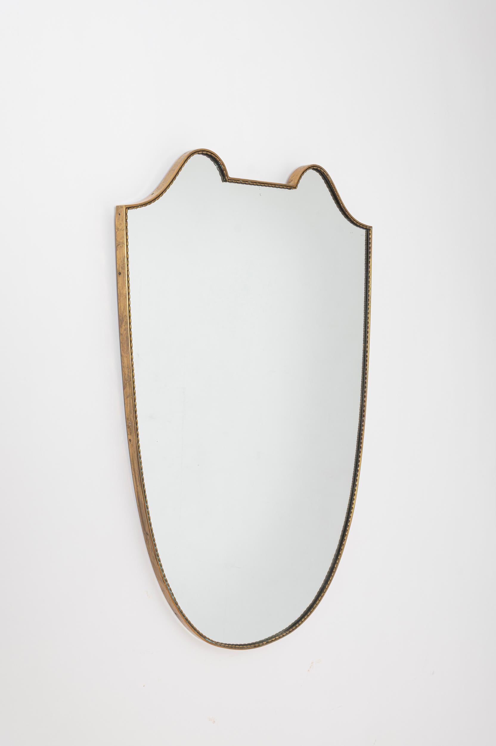 Mid-Century moderno Specchio a scudo in ottone in vendita