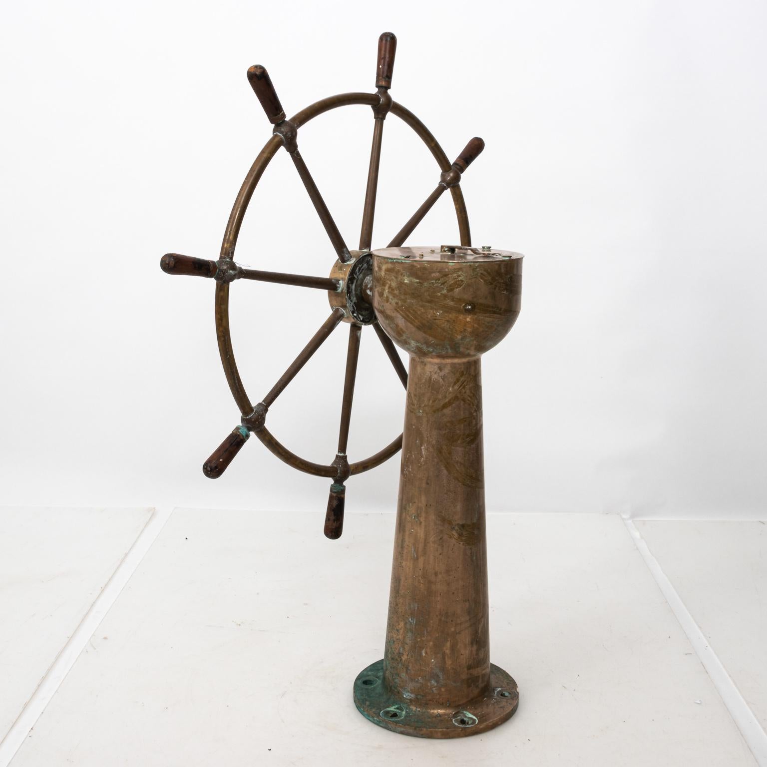 Brass Ship Wheel with Helm In Good Condition In Stamford, CT