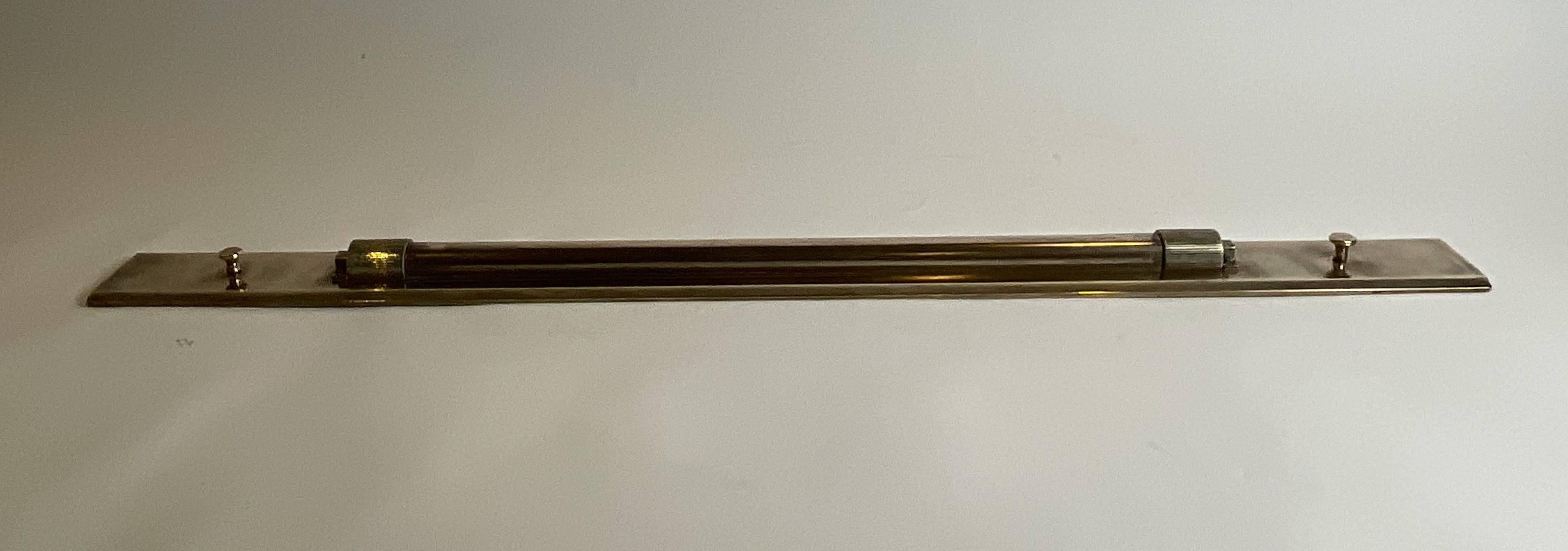 Règle de roulement nautique monumentale en très bon état. Hautement poli. Roues et engrenages souples. Les boutons sont présents. Il s'agit d'un instrument grand et lourd. Circa 1930. 18 lbs. 36'H x 3 