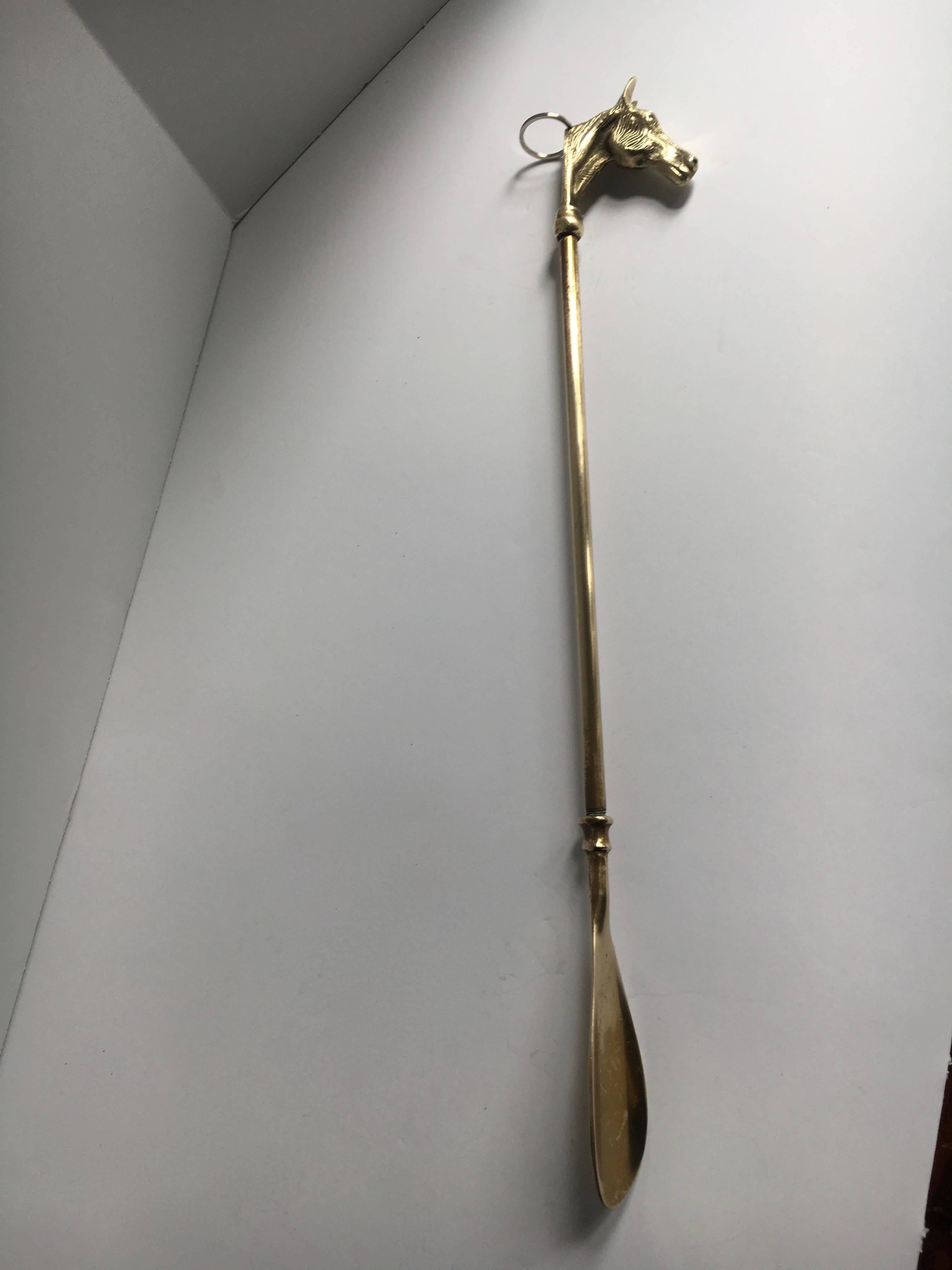 Brass Shoe Horn with Horse Final Hook In Excellent Condition In Los Angeles, CA