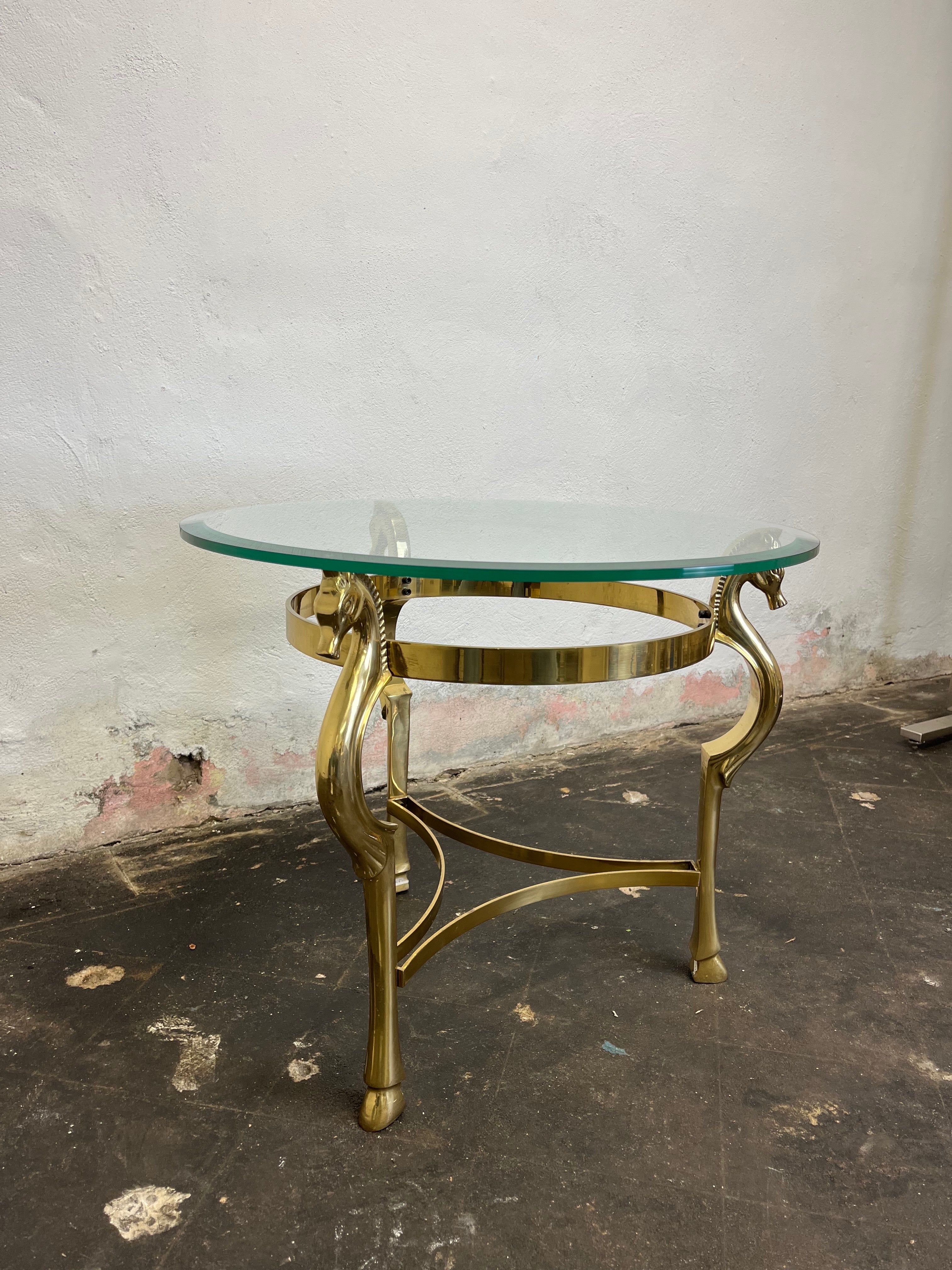 Table d'appoint en verre épais, base en laiton, de style moderne italien du milieu du siècle. Magnifique motif de cheval avec une présence substantielle. 
En bordure de route vers NYC/Philly $450