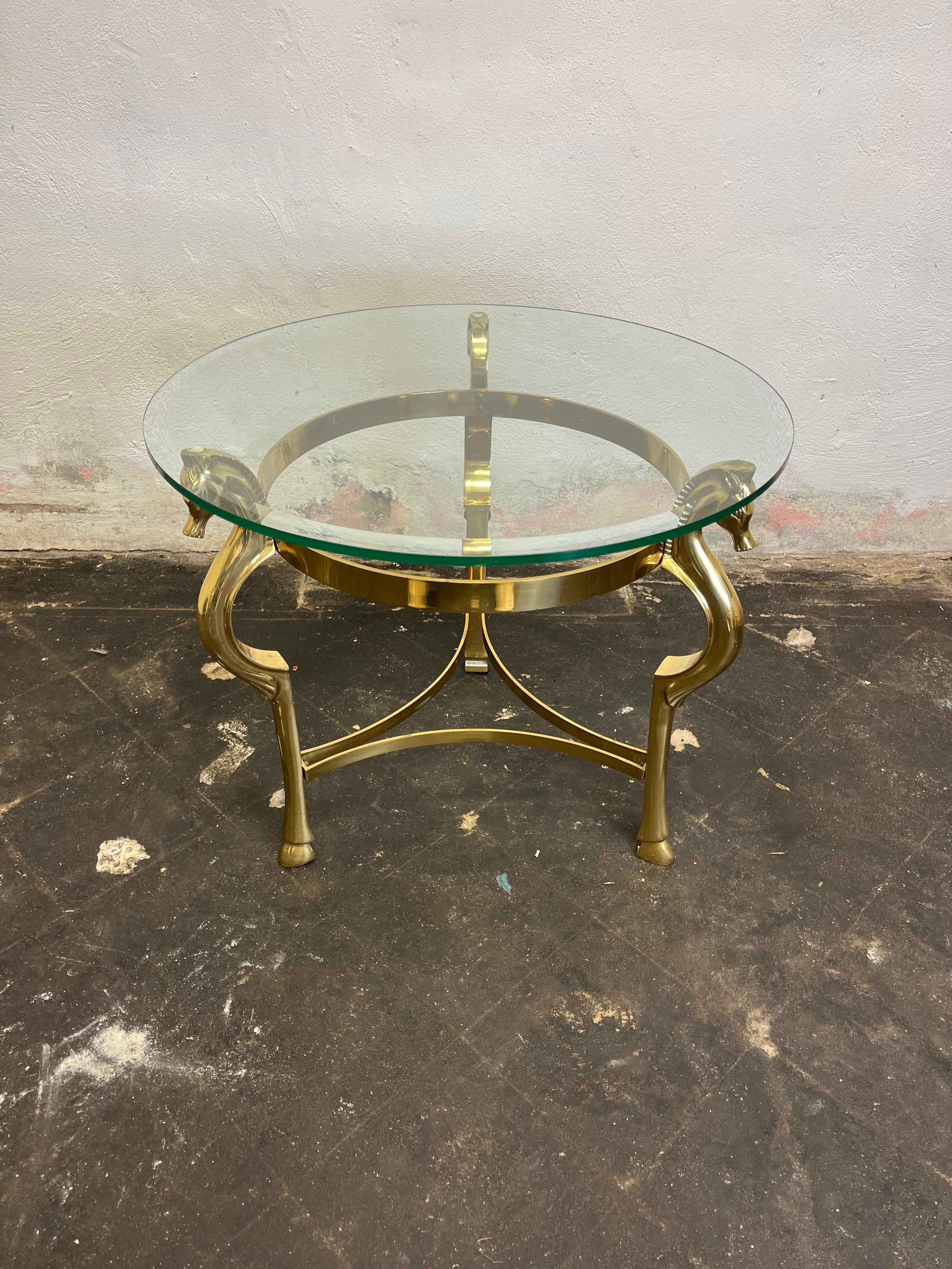Mid-Century Modern Table d'appoint en laiton Pieds de sabot Têtes de cheval Base Plateau en verre en vente