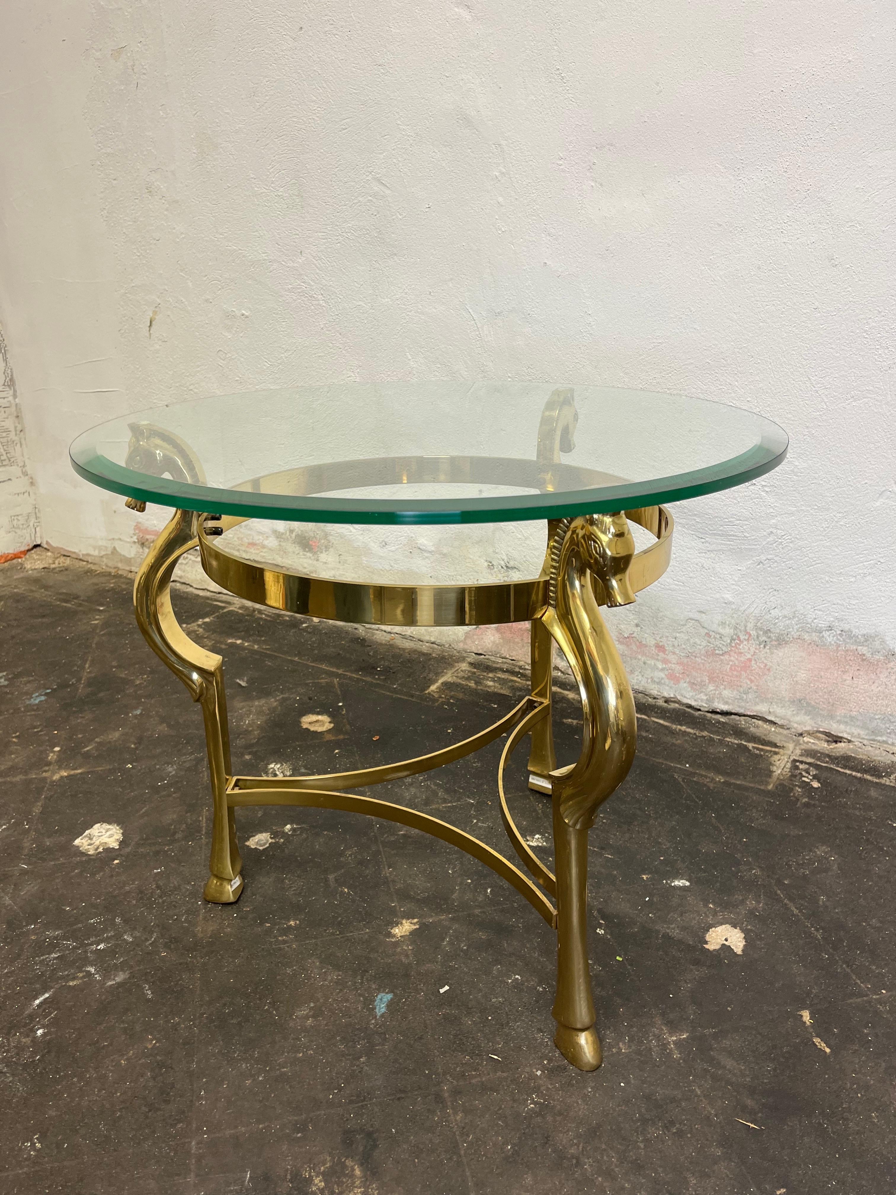 Inconnu Table d'appoint en laiton Pieds de sabot Têtes de cheval Base Plateau en verre en vente