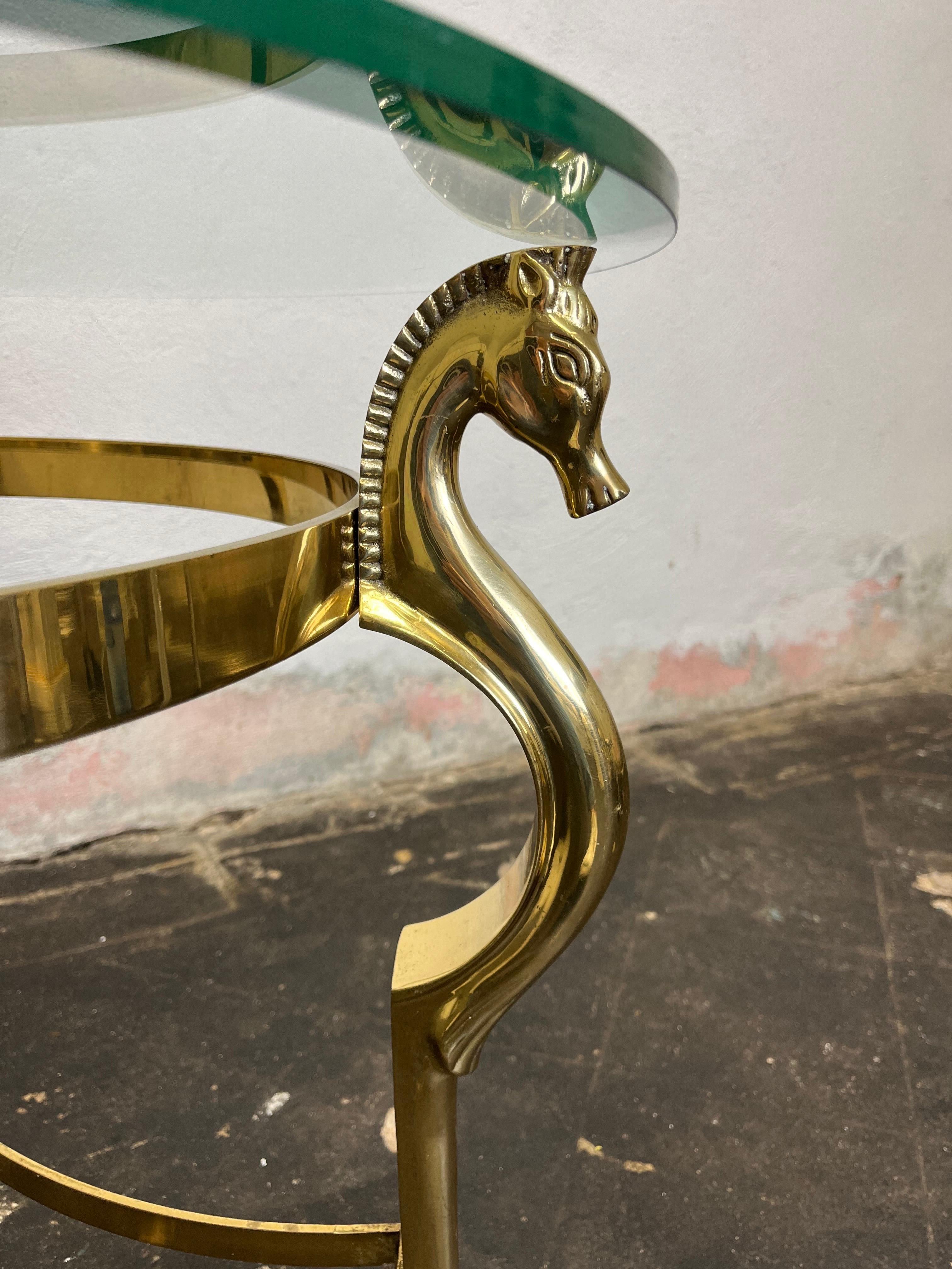 Table d'appoint en laiton Pieds de sabot Têtes de cheval Base Plateau en verre Bon état - En vente à W Allenhurst, NJ